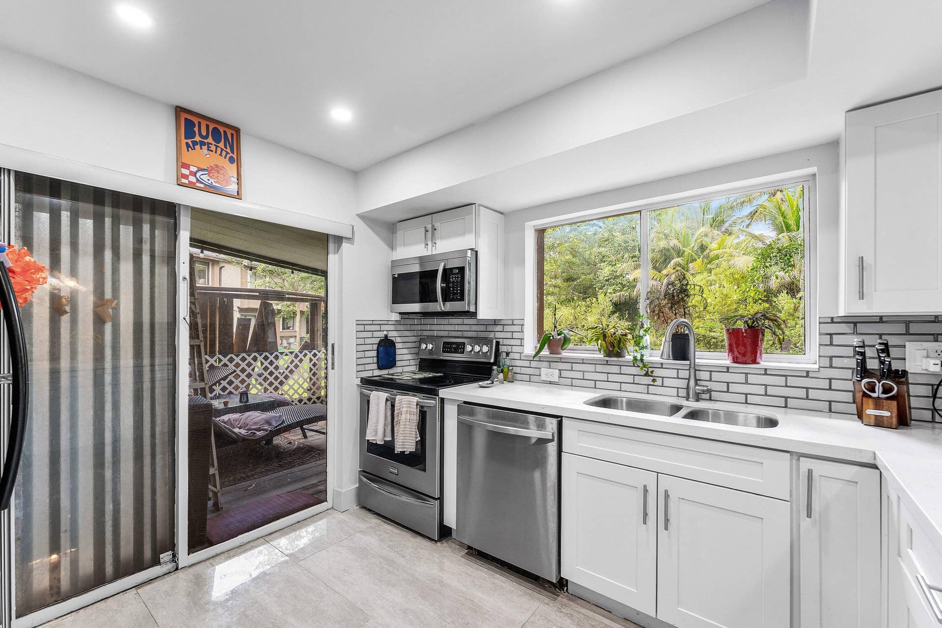 209 Wimbledon Lakes Drive, Plantation, FL 33324 Kitchen with enclosed patio