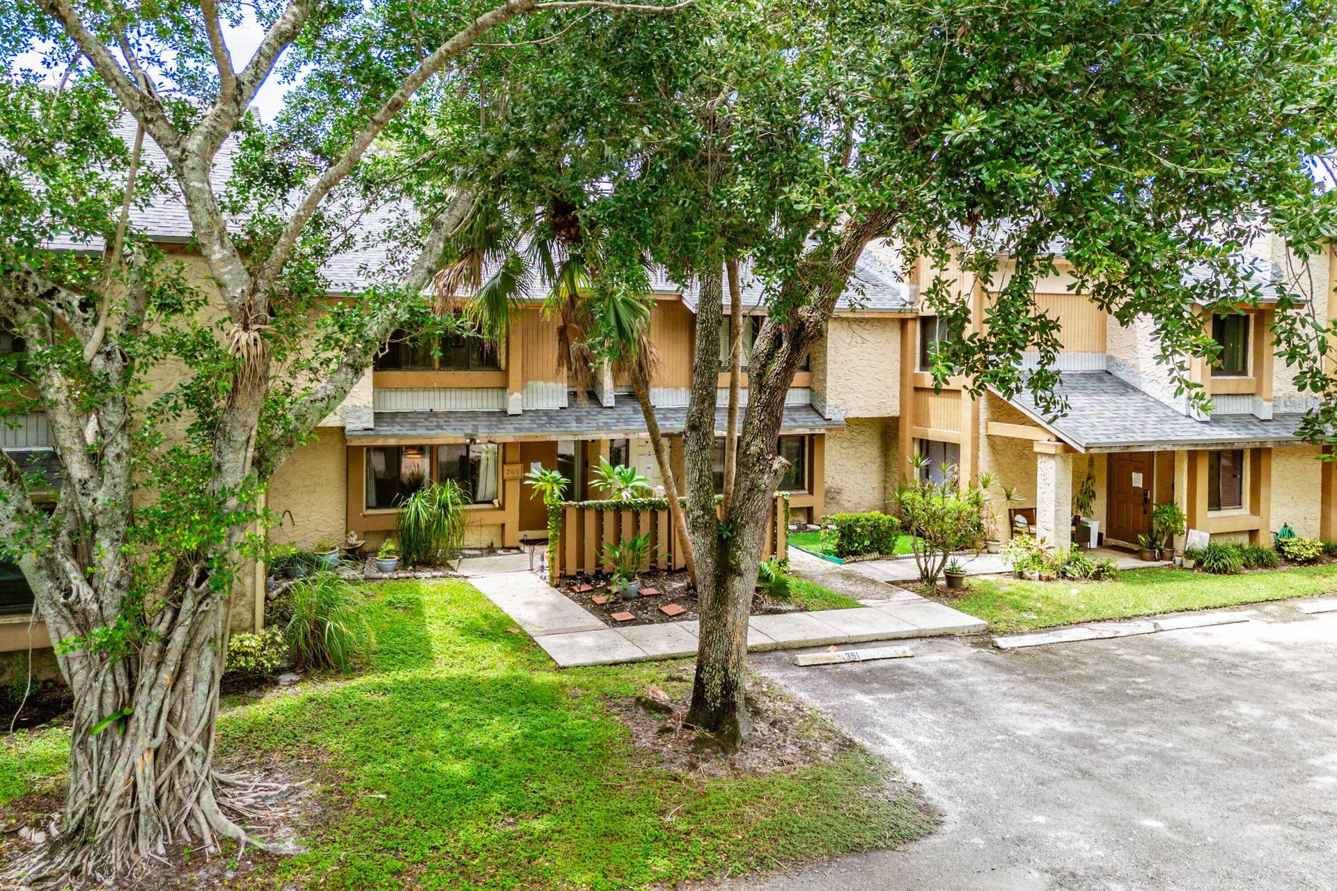 209 Wimbledon Lakes Drive, Plantation, FL 33324 Assocation will be painting and replacing gutters (currently under repair)