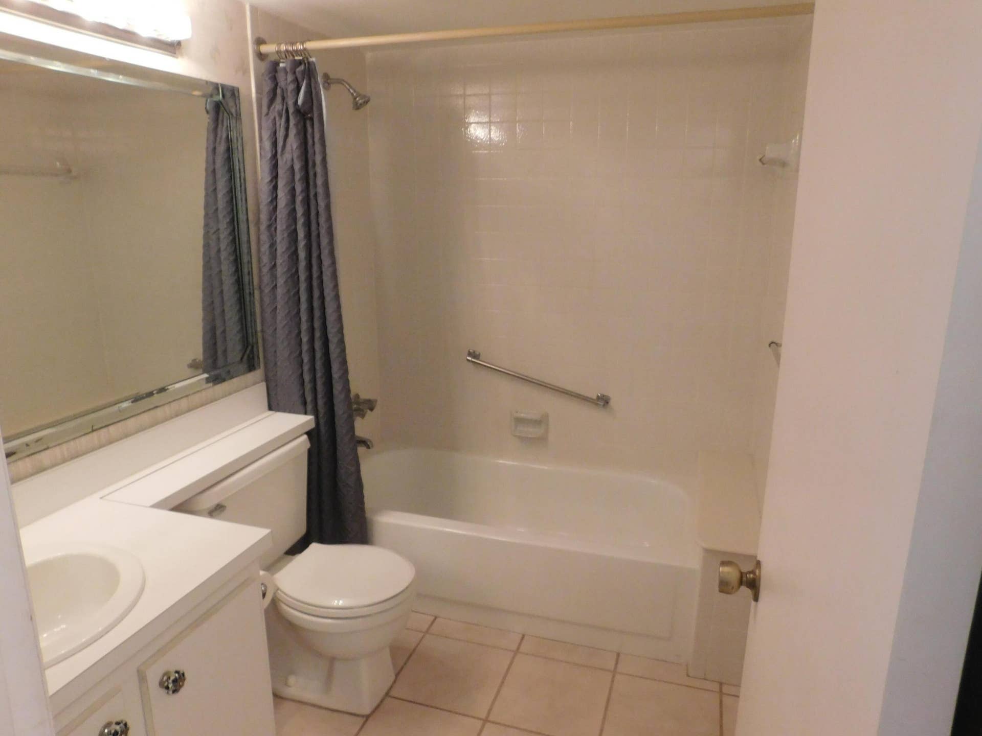627 SEA PINE WAY - GUEST BATHROOM
