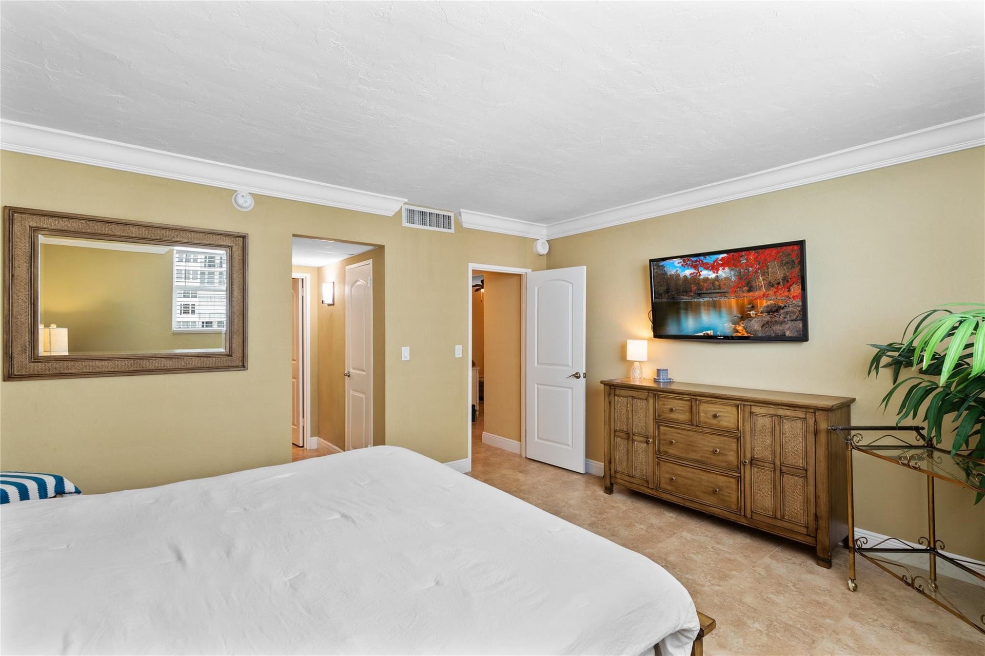 4250 GALT OCEAN Drive, #8L, Fort Lauderdale, Fort Lauderdale, FL 33308 Crown molding accents the ceiling, complemented by light-toned wall paint and tile flooring