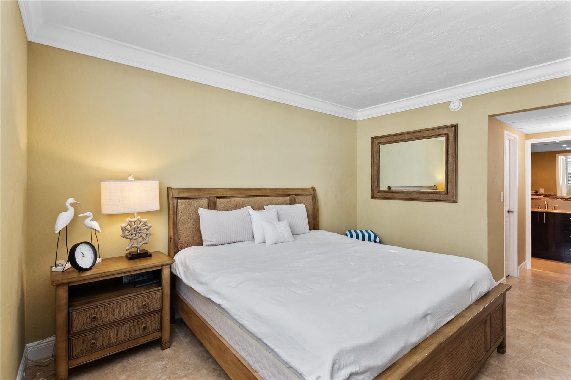 4250 GALT OCEAN Drive, #8L, Fort Lauderdale, Fort Lauderdale, FL 33308 Crown molding details and light-toned wall finishes