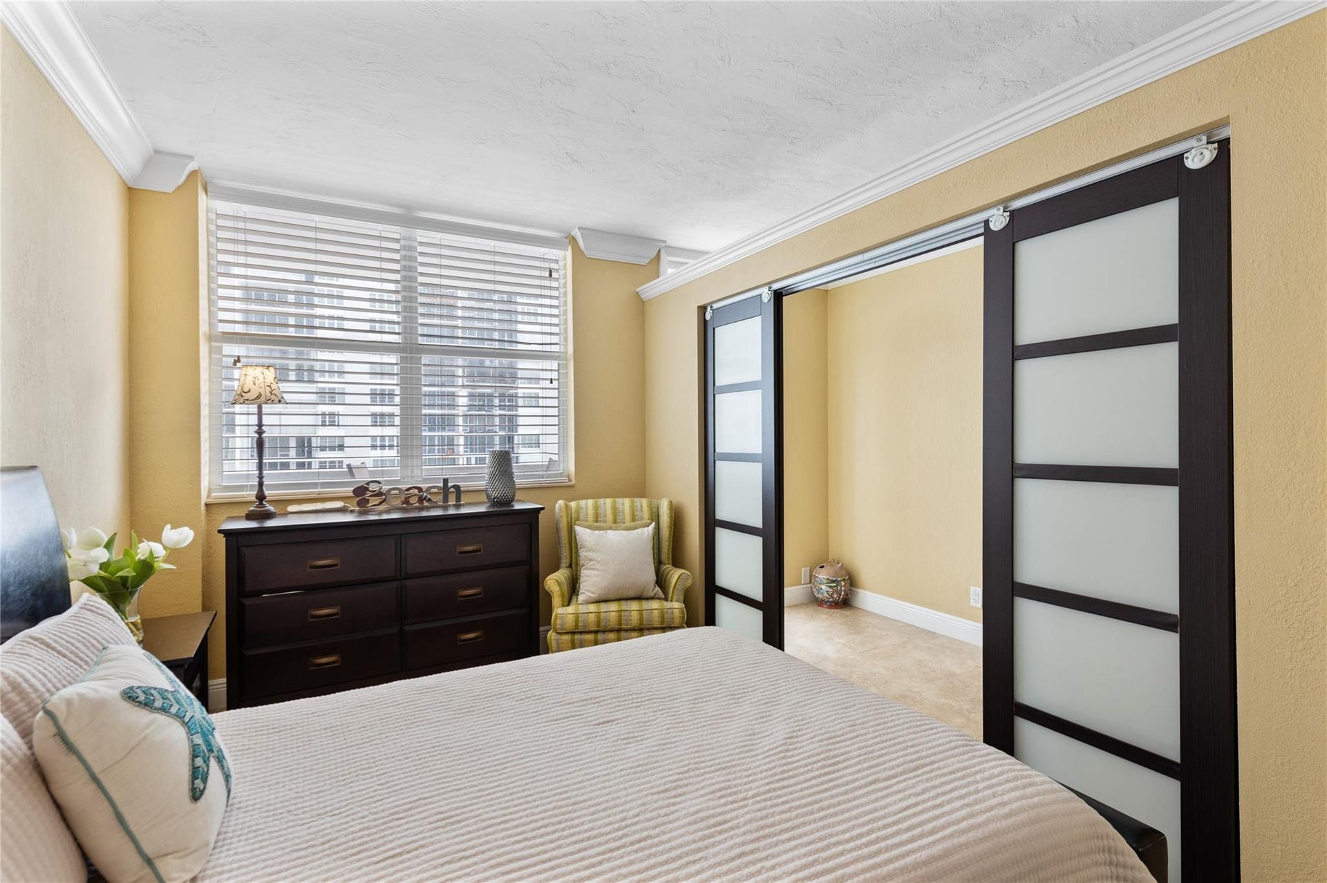4250 GALT OCEAN Drive, #8L, Fort Lauderdale, Fort Lauderdale, FL 33308 Crown molding detailing and roller blind window treatments