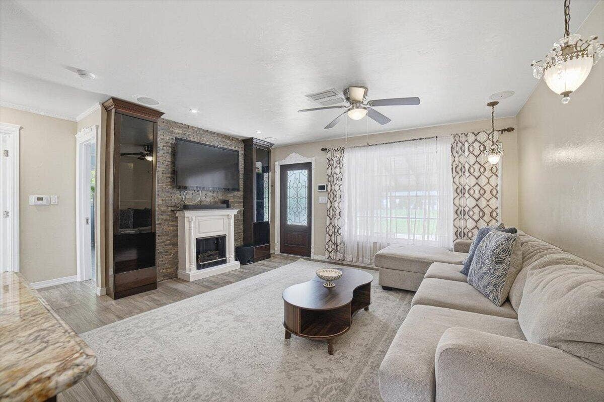 938 Arlington Drive, West Palm Beach, FL 33415 13-Livingroom-B