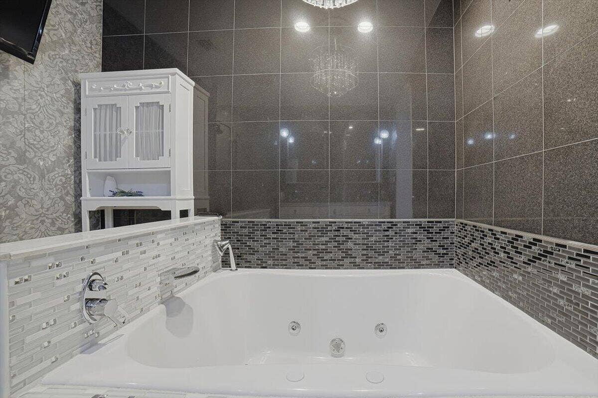 938 Arlington Drive, West Palm Beach, FL 33415 26-Bedroom3-Bathroom-Tub