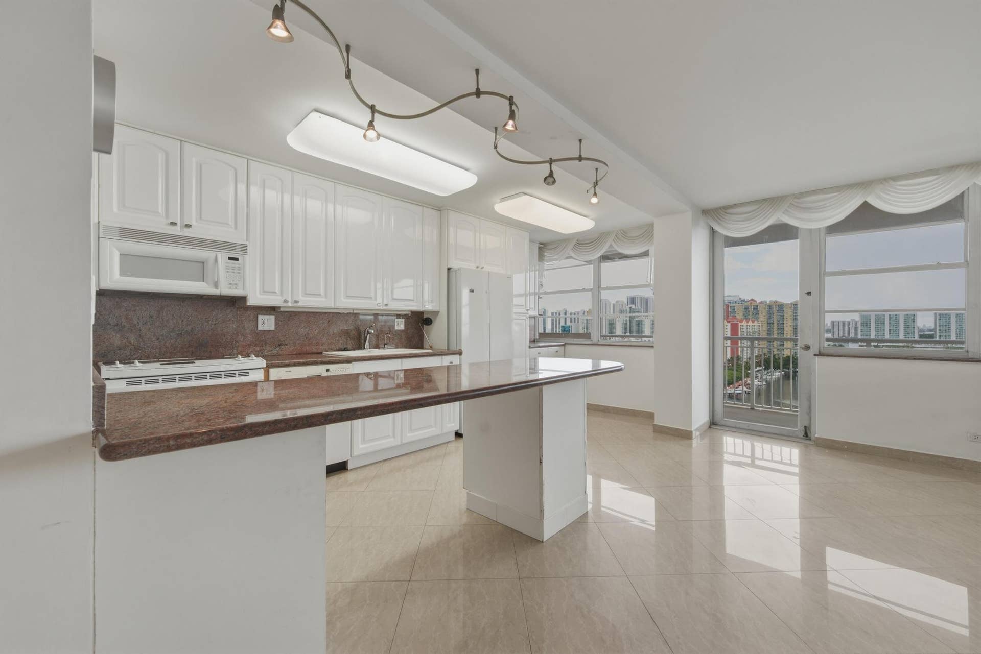 250 174TH Street, #1719, Sunny Isles Beach, FL 33160 DSC00671