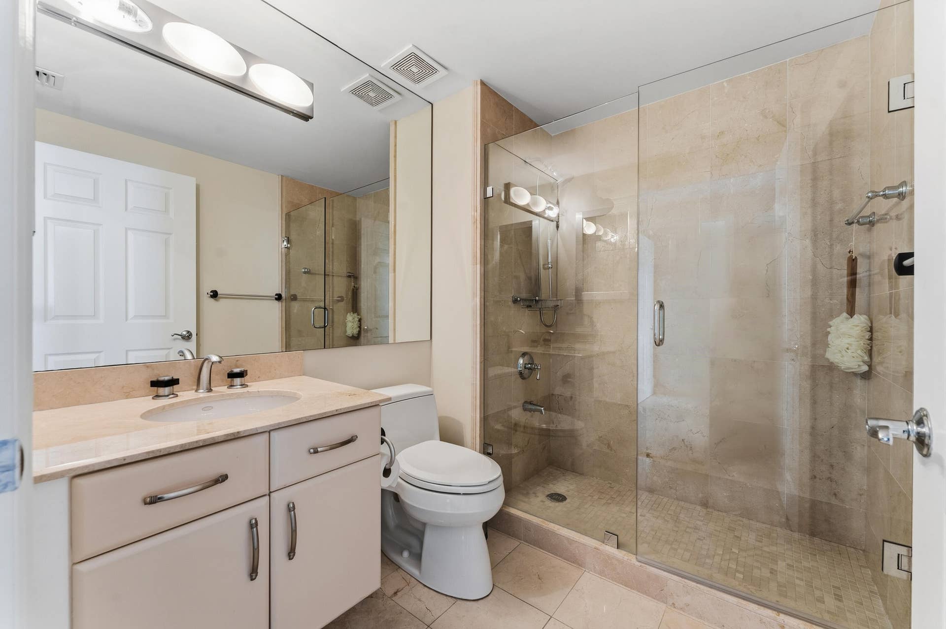 3200 N OCEAN Boulevard, #701, Fort Lauderdale, FL 33308 Guest bath