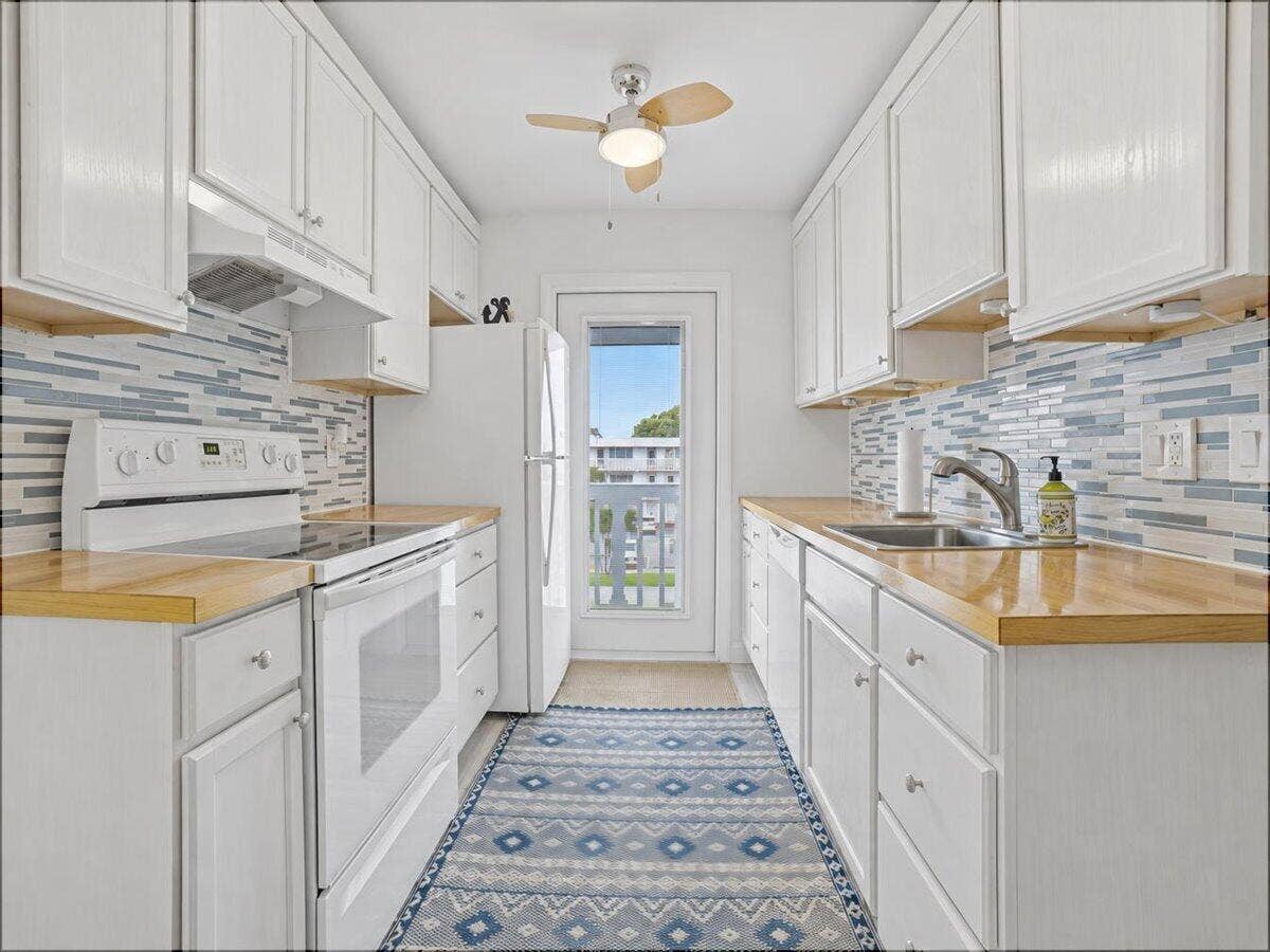 131 Doolen Court, #309, North Palm Beach, FL 33408 Galley Kitchen