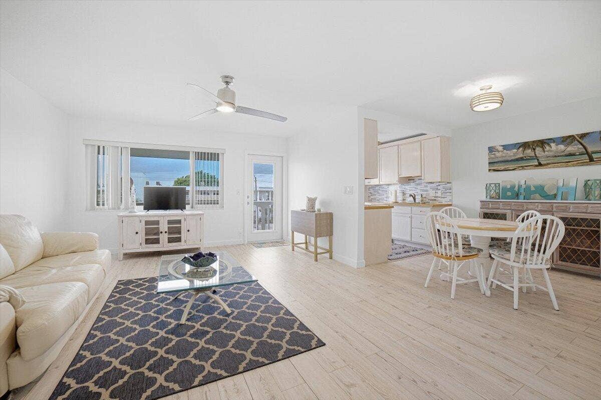 131 Doolen Court, #309, North Palm Beach, FL 33408 Livingroom & Dining Area