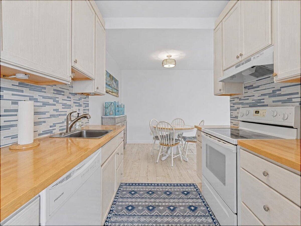 131 Doolen Court, #309, North Palm Beach, FL 33408 Kitchen