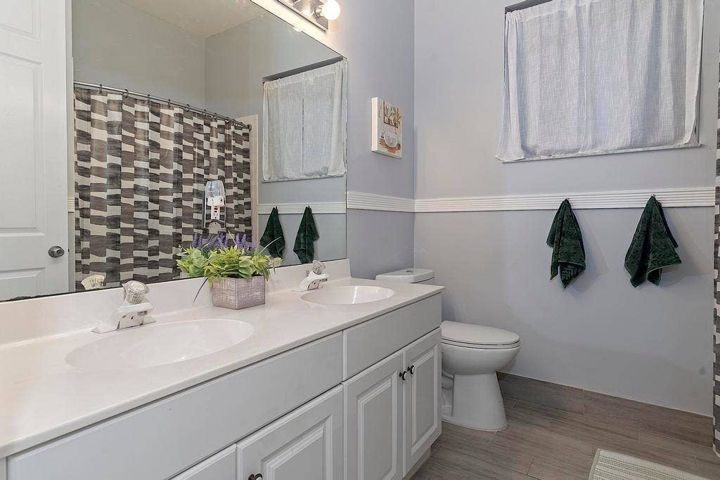 5734 NW 50th Dr - - 575