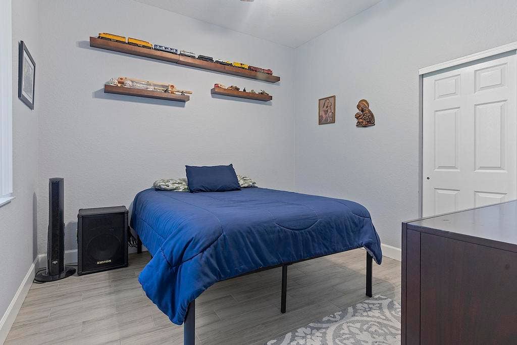 5734 NW 50th Dr - - 578