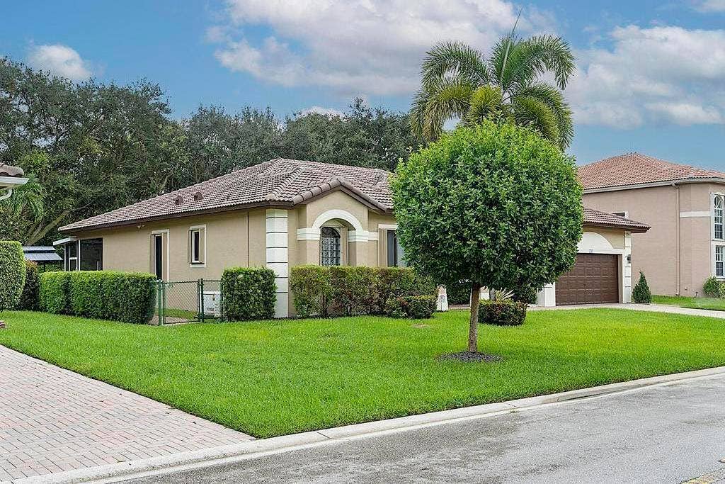 5734 NW 50th Dr - - 548