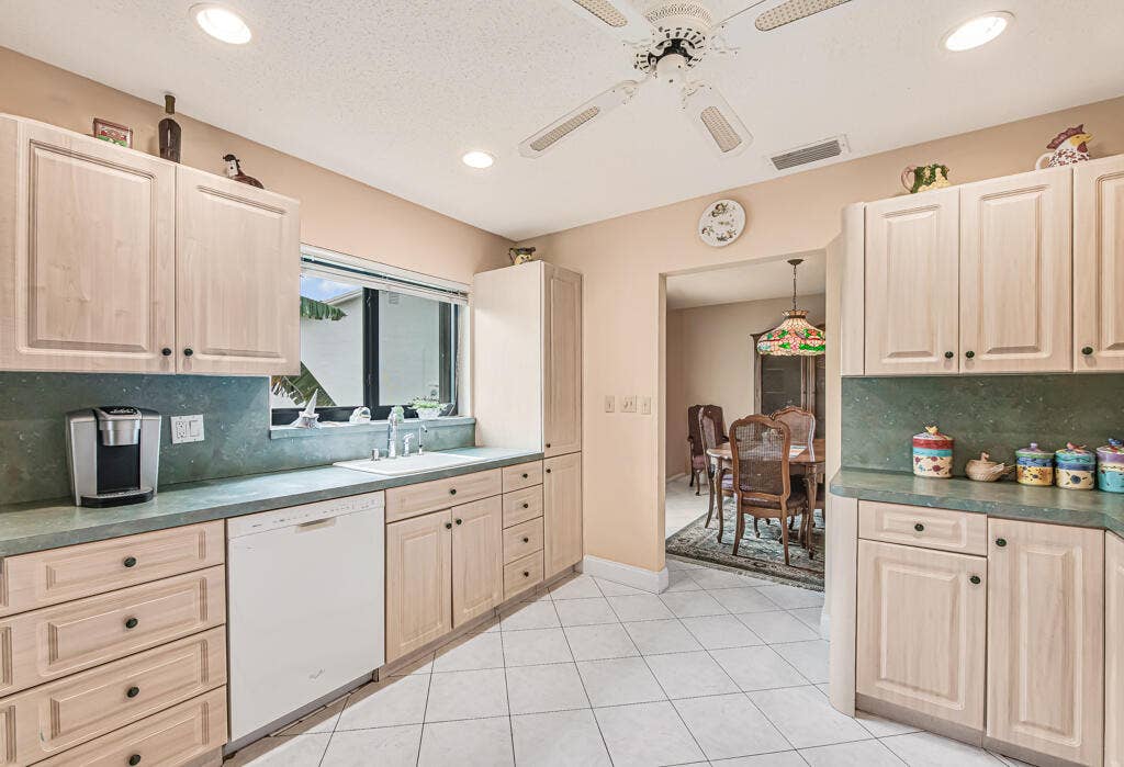 10301 GREENBRIAR Court, Boca Raton, FL 33498 19