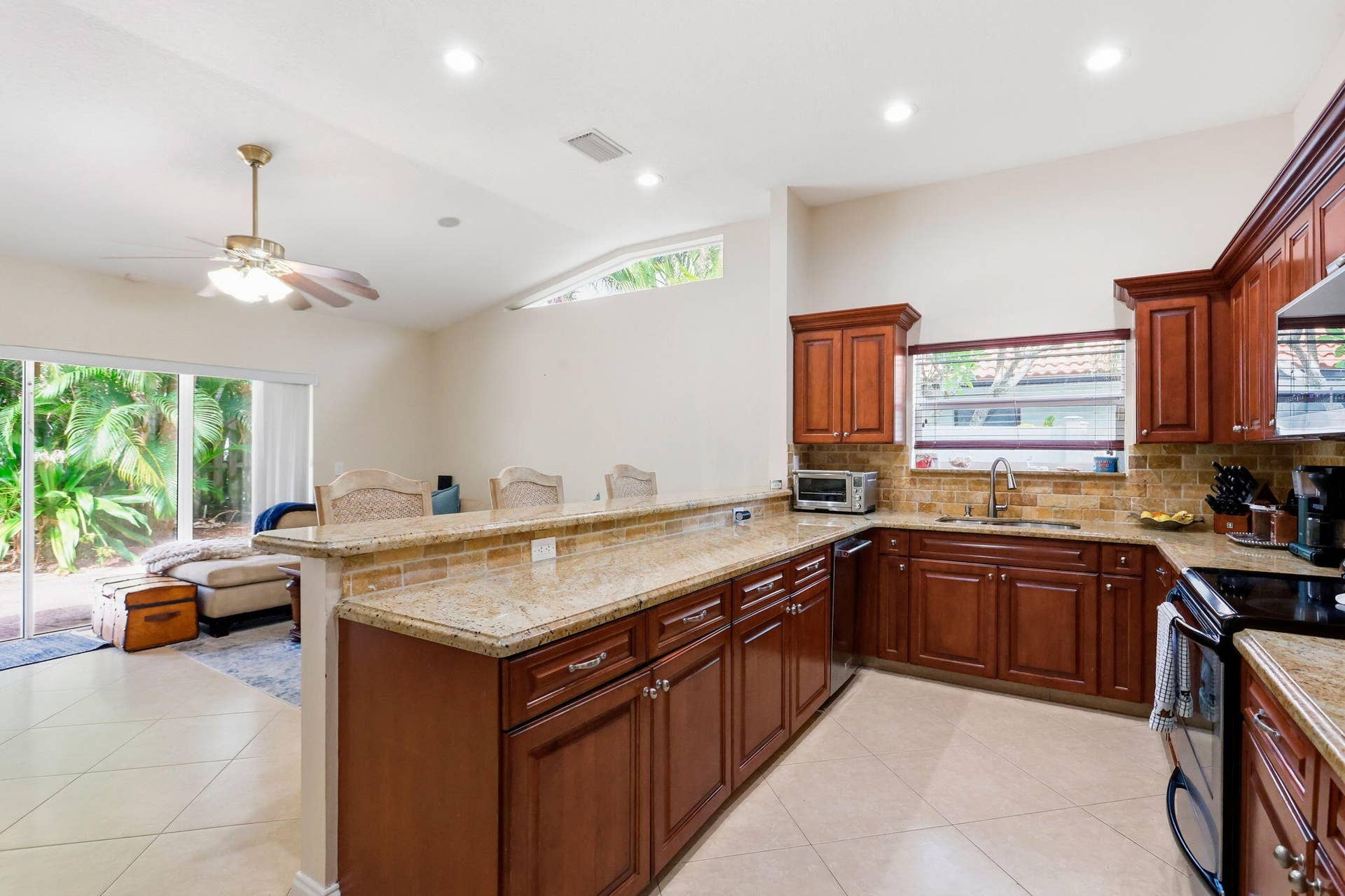 435 MOHAWK Lane, Boca Raton, FL 33487 10-web-or-mls-007_0E2A3284