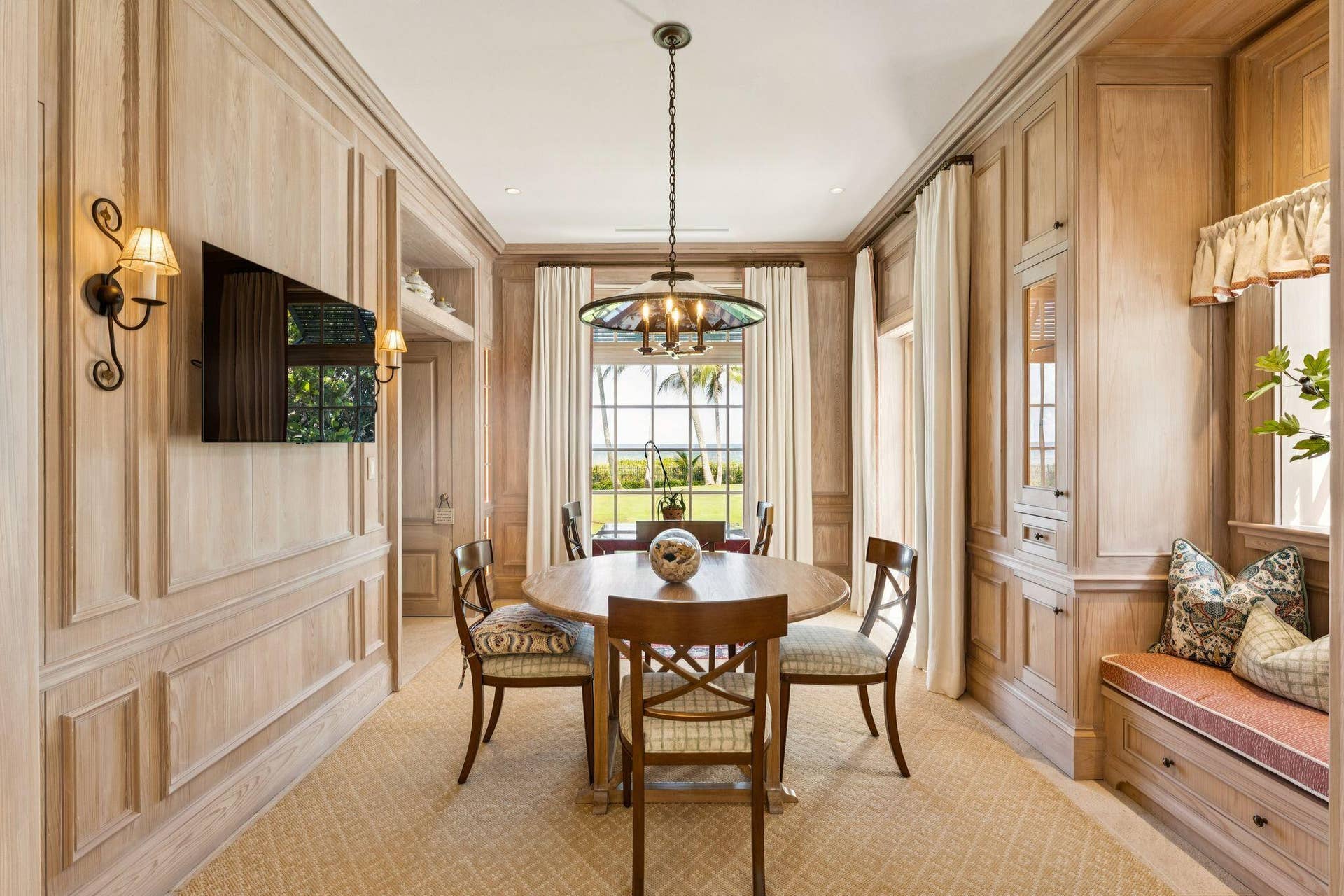 1919 N OCEAN Boulevard, Gulf Stream, FL 33483 Informal dining