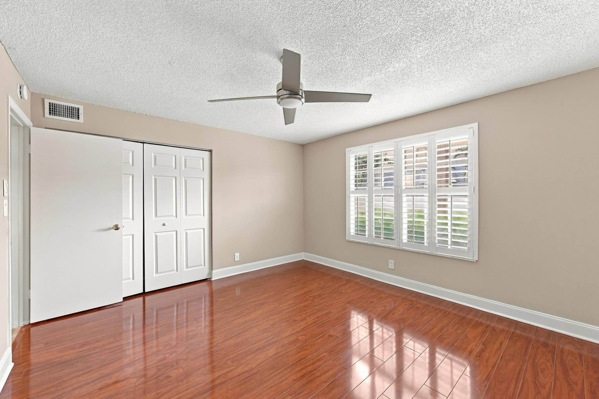 18_primary bedroom