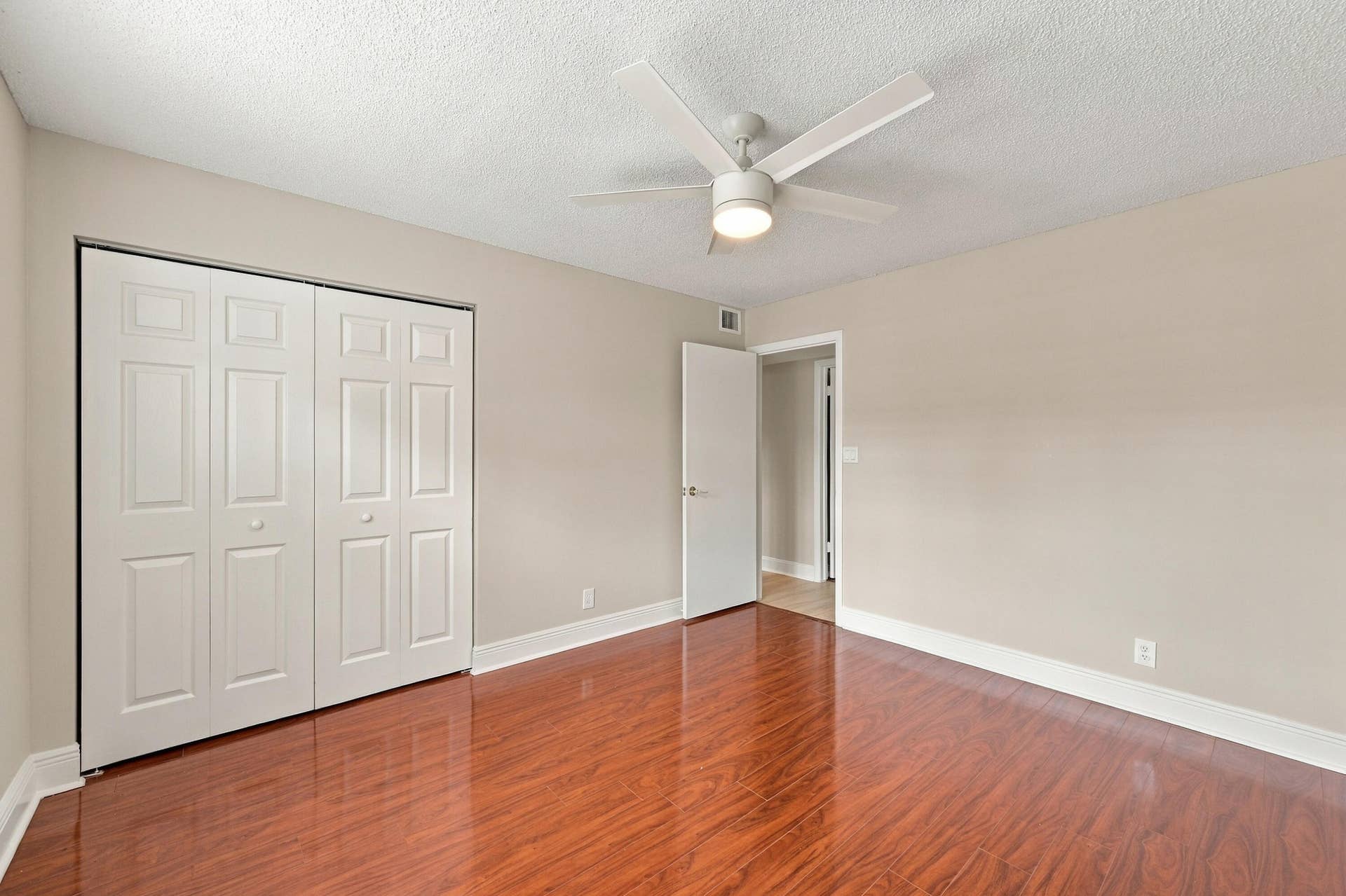 23_bedroom