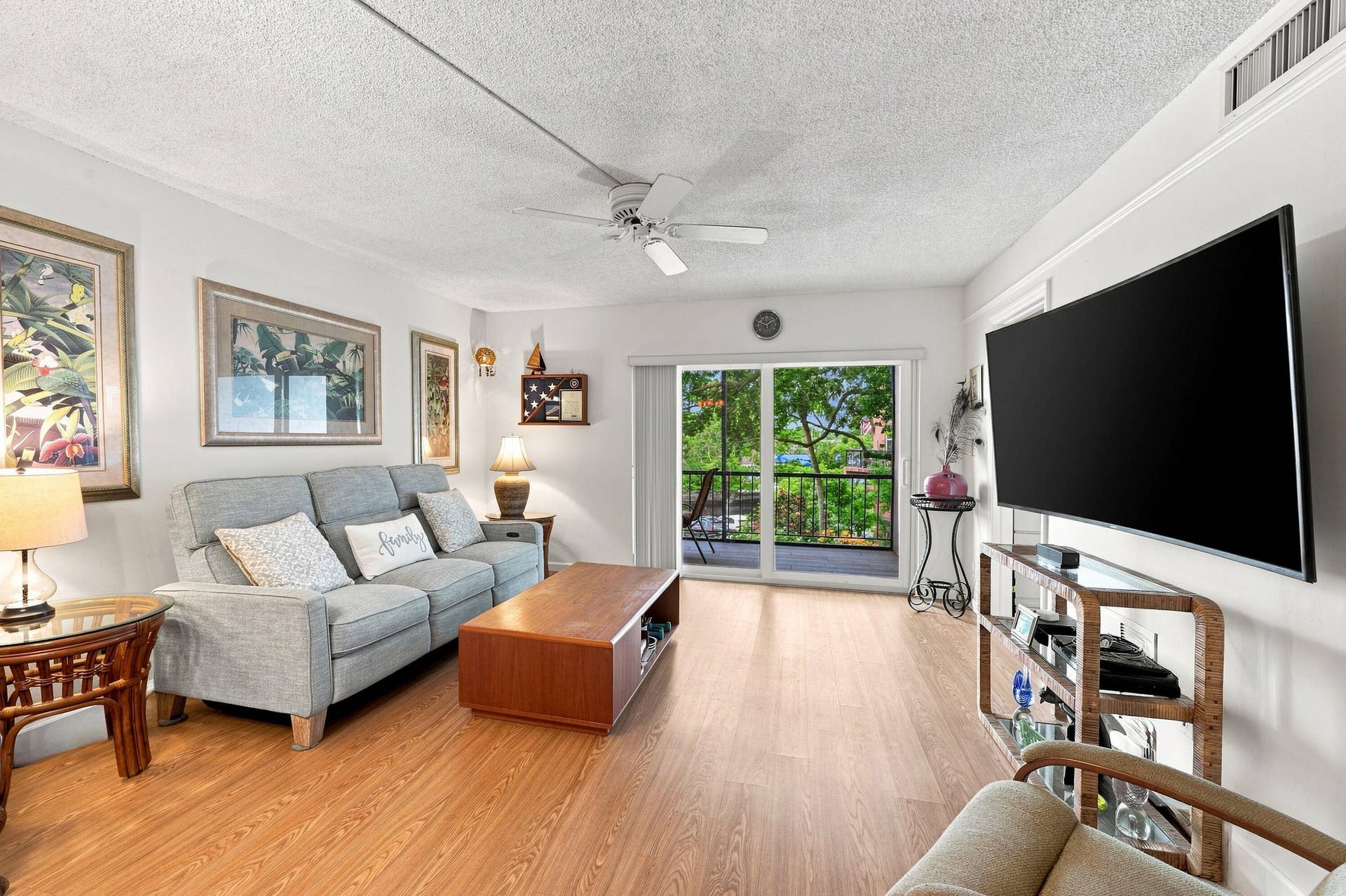 610 TENNIS CLUB Drive, #305, Fort Lauderdale, FL 33311 08_dsc_2477_with_tv