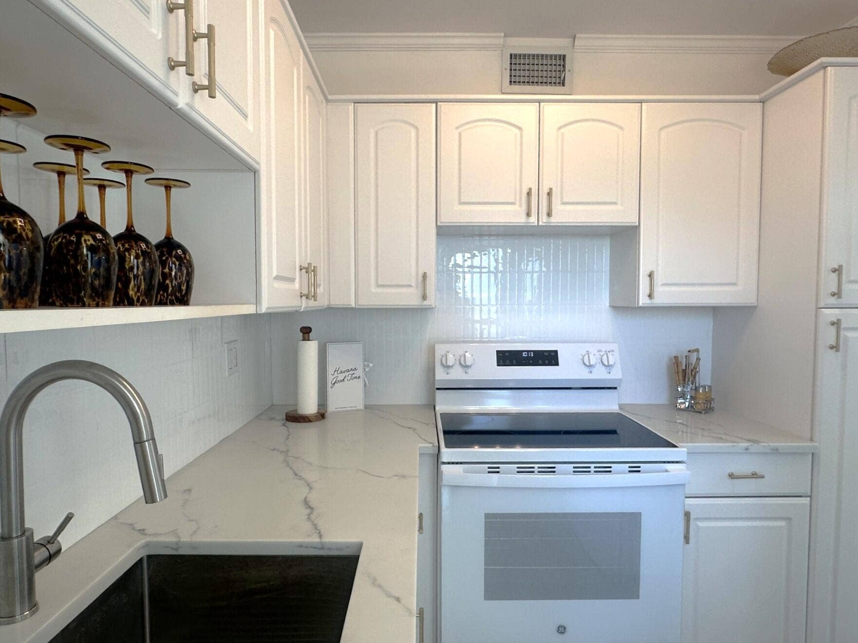 2555 NE 11th Street, #804, Fort Lauderdale, FL 33304 Kitchen