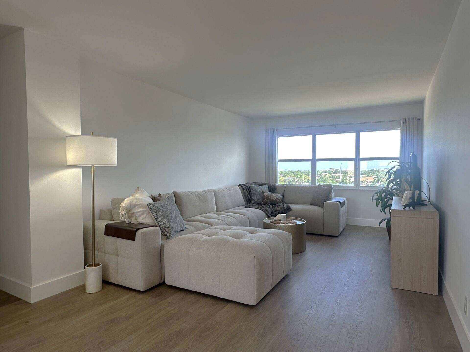 2555 NE 11th Street, #804, Fort Lauderdale, FL 33304 Living Room