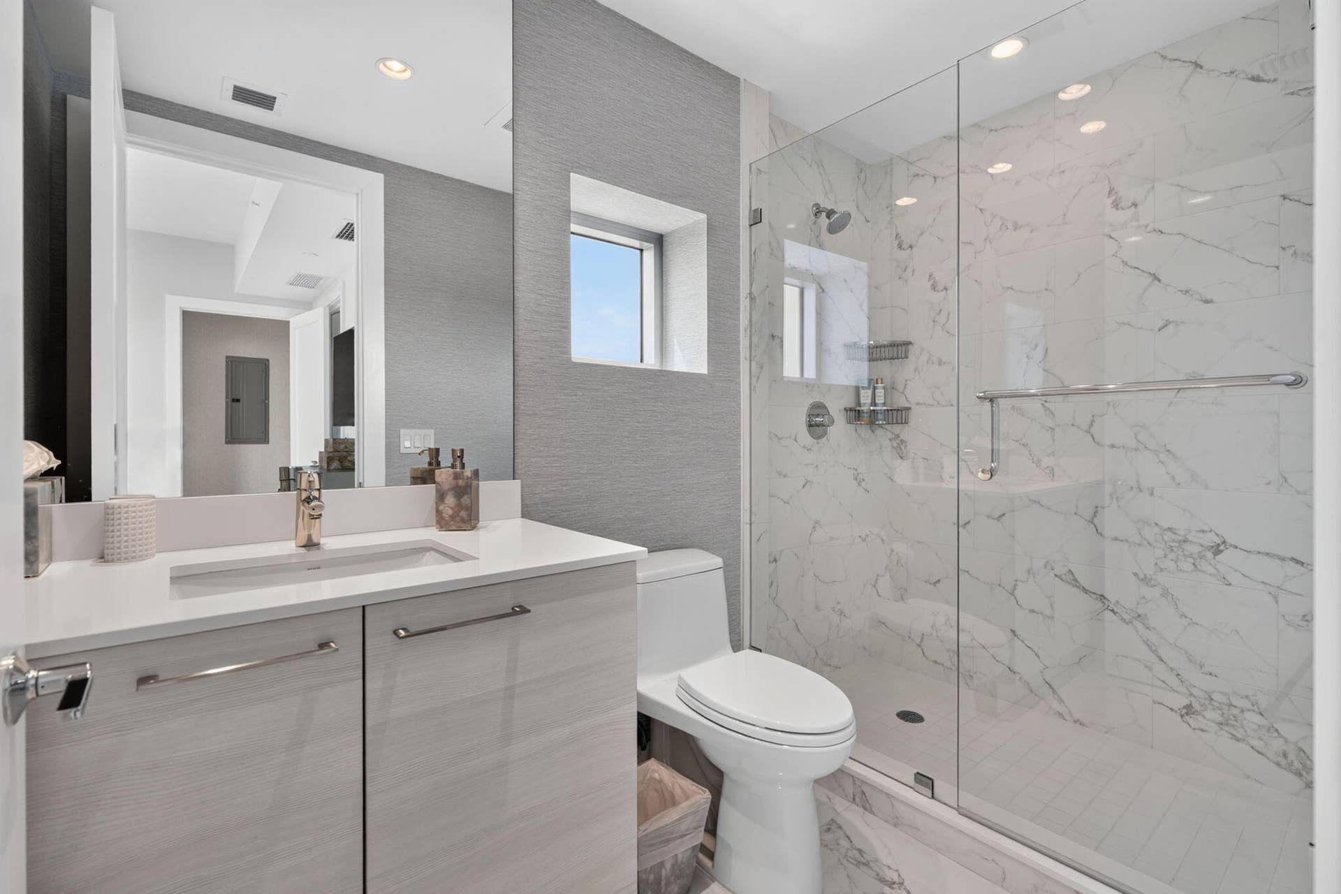 1 Water Club Way, #1904, North Palm Beach, FL 33408 3rd guest bathroom