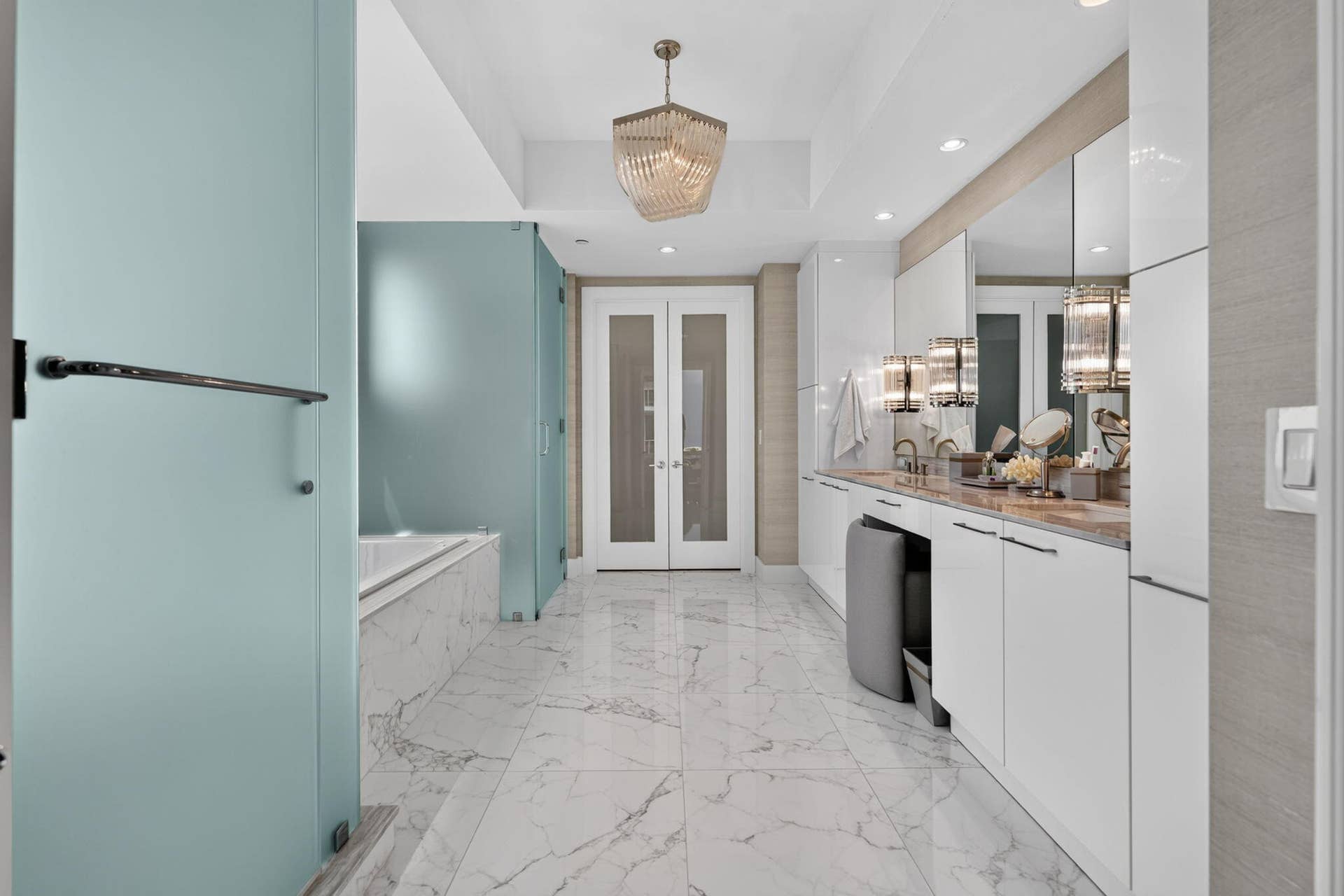 1 Water Club Way, #1904, North Palm Beach, FL 33408 primary bath