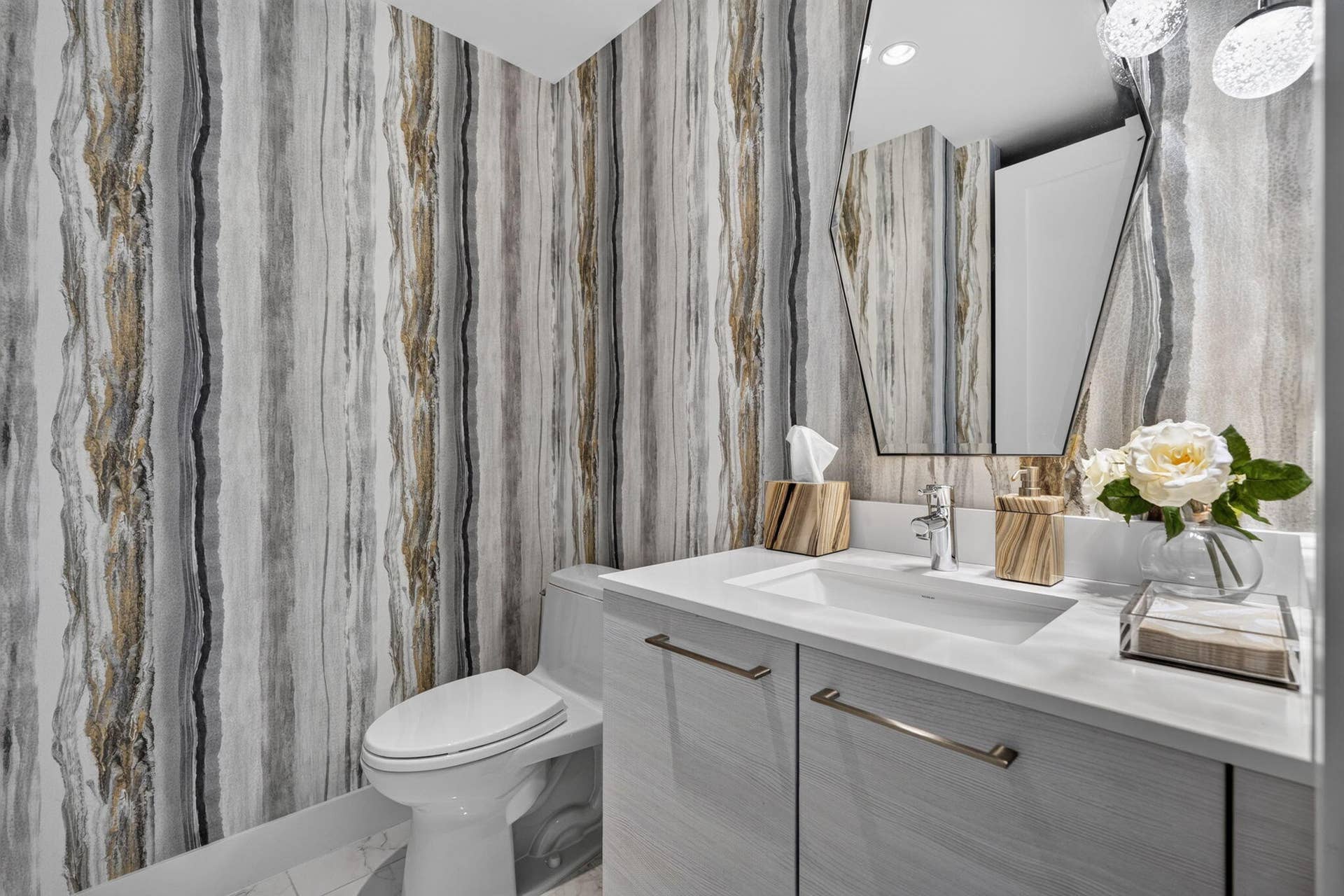 1 Water Club Way, #1904, North Palm Beach, FL 33408 1904 powder room 7452