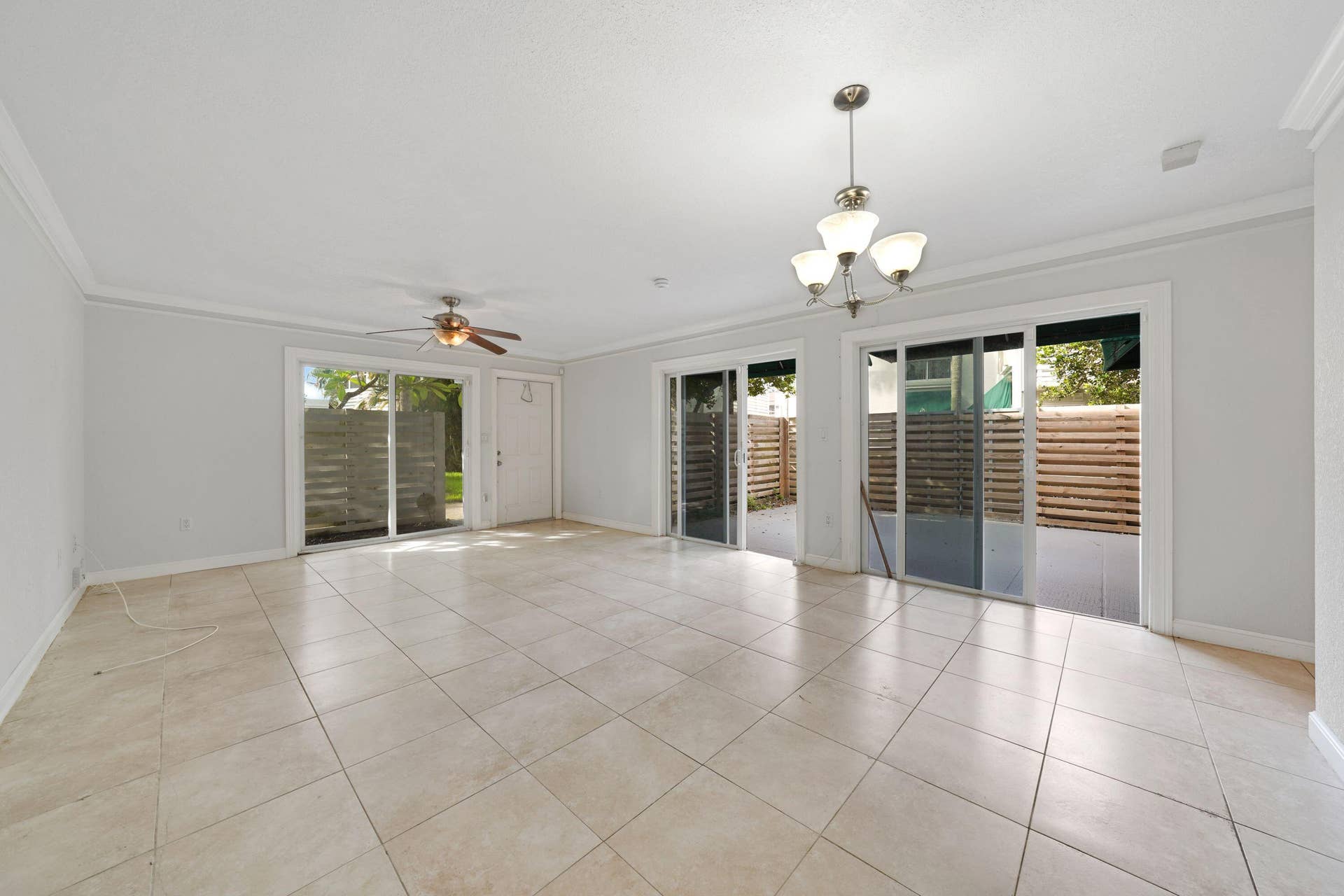 557 NW 97TH Avenue, Plantation, FL 33324 Living/Dinning Area