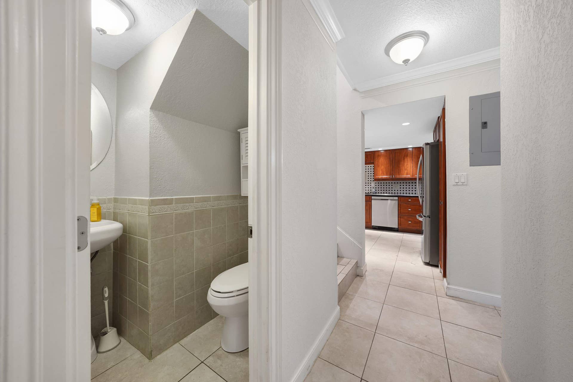 557 NW 97TH Avenue, Plantation, FL 33324 Half Bath