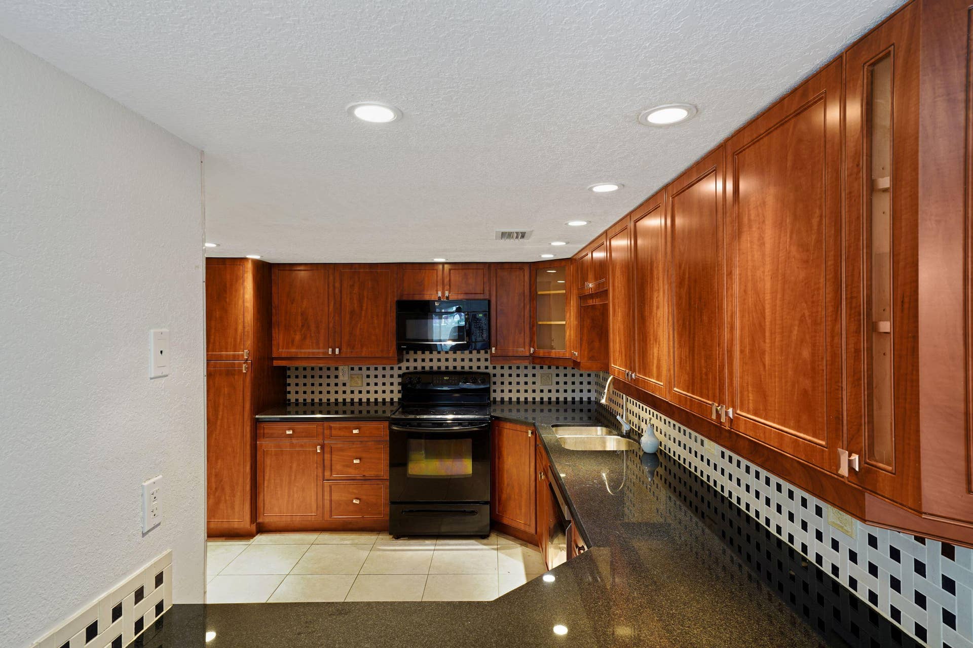 557 NW 97TH Avenue, Plantation, FL 33324 Kitchen