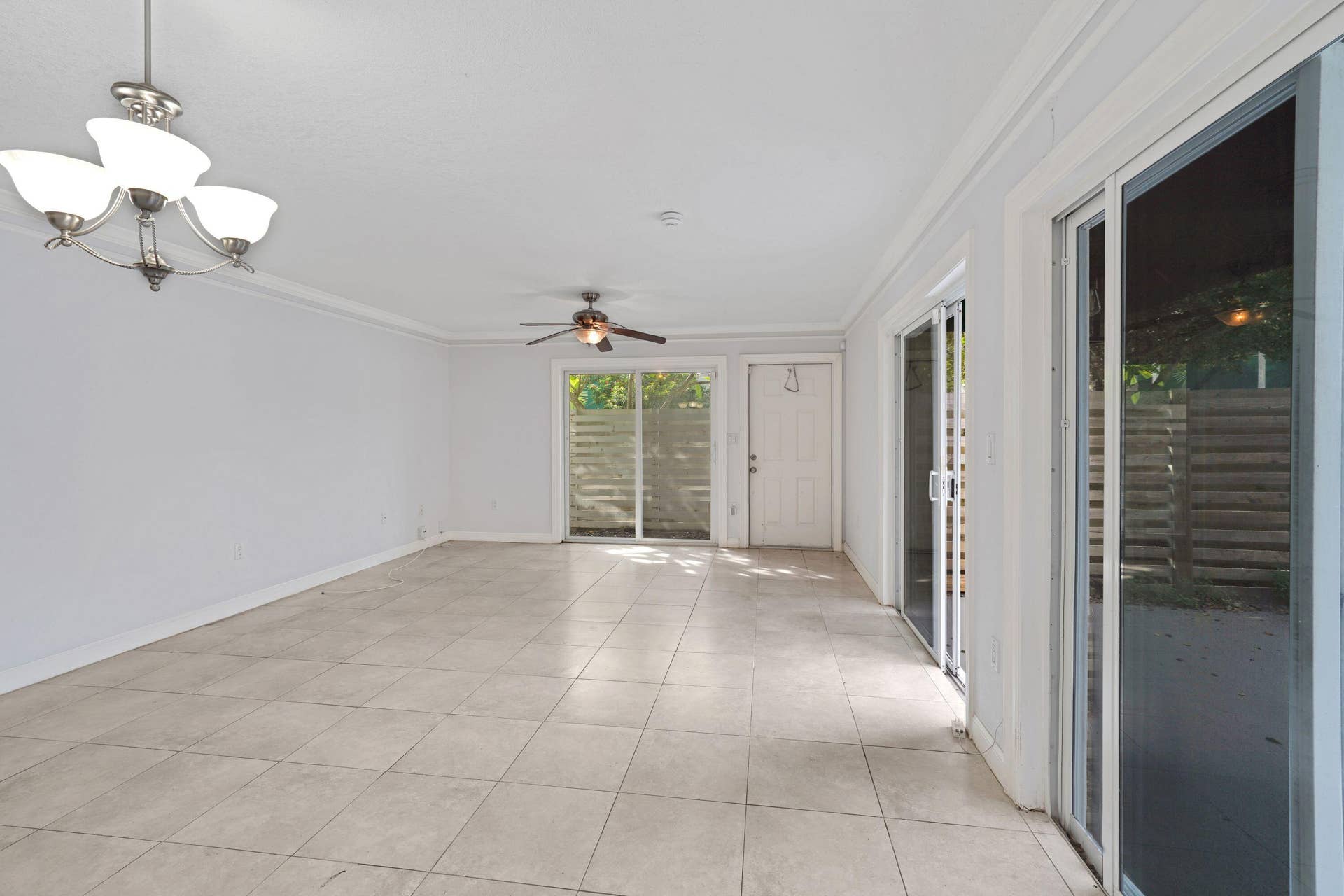 557 NW 97TH Avenue, Plantation, FL 33324 Living/Dinning Area
