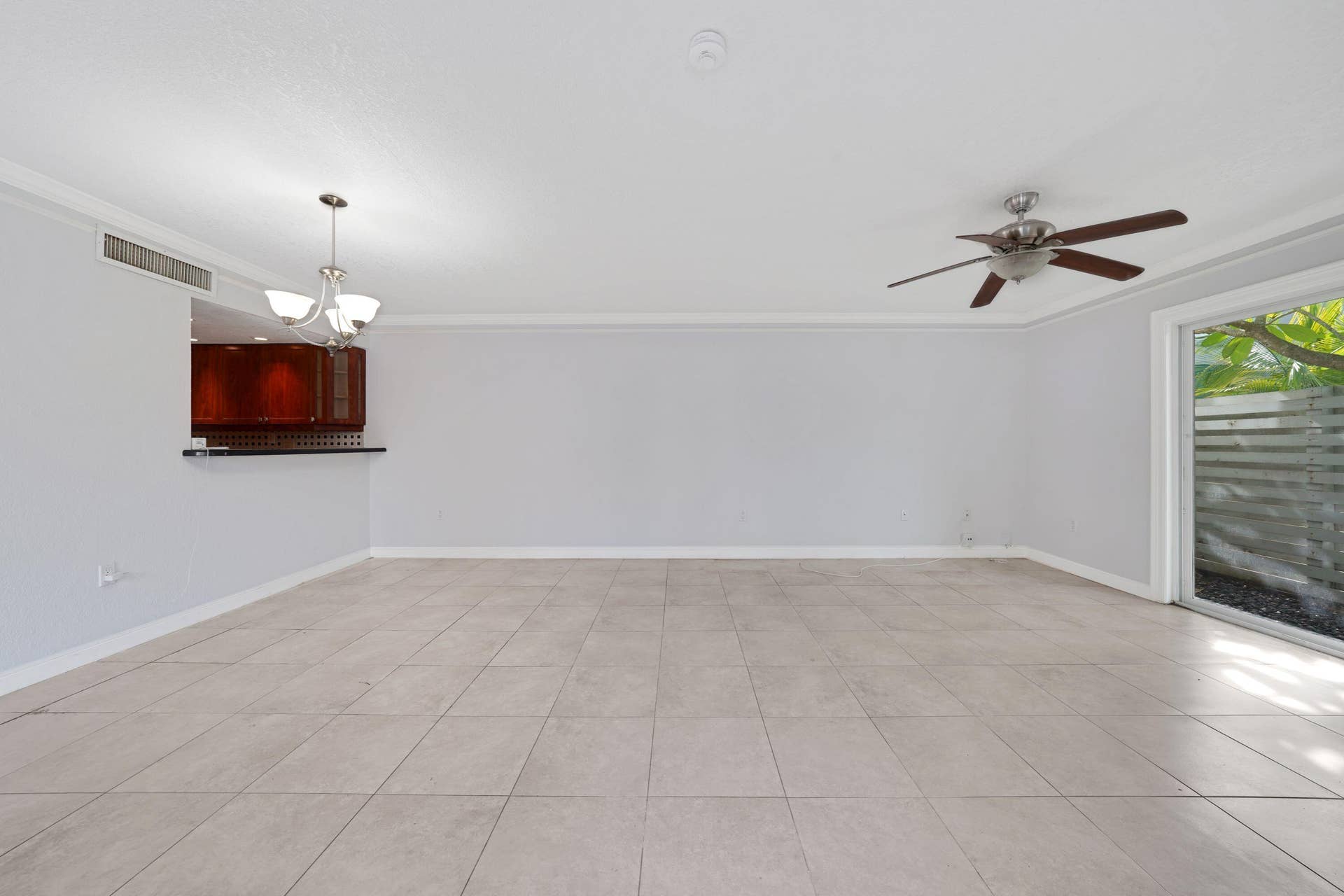 557 NW 97TH Avenue, Plantation, FL 33324 Living/Dinning Area