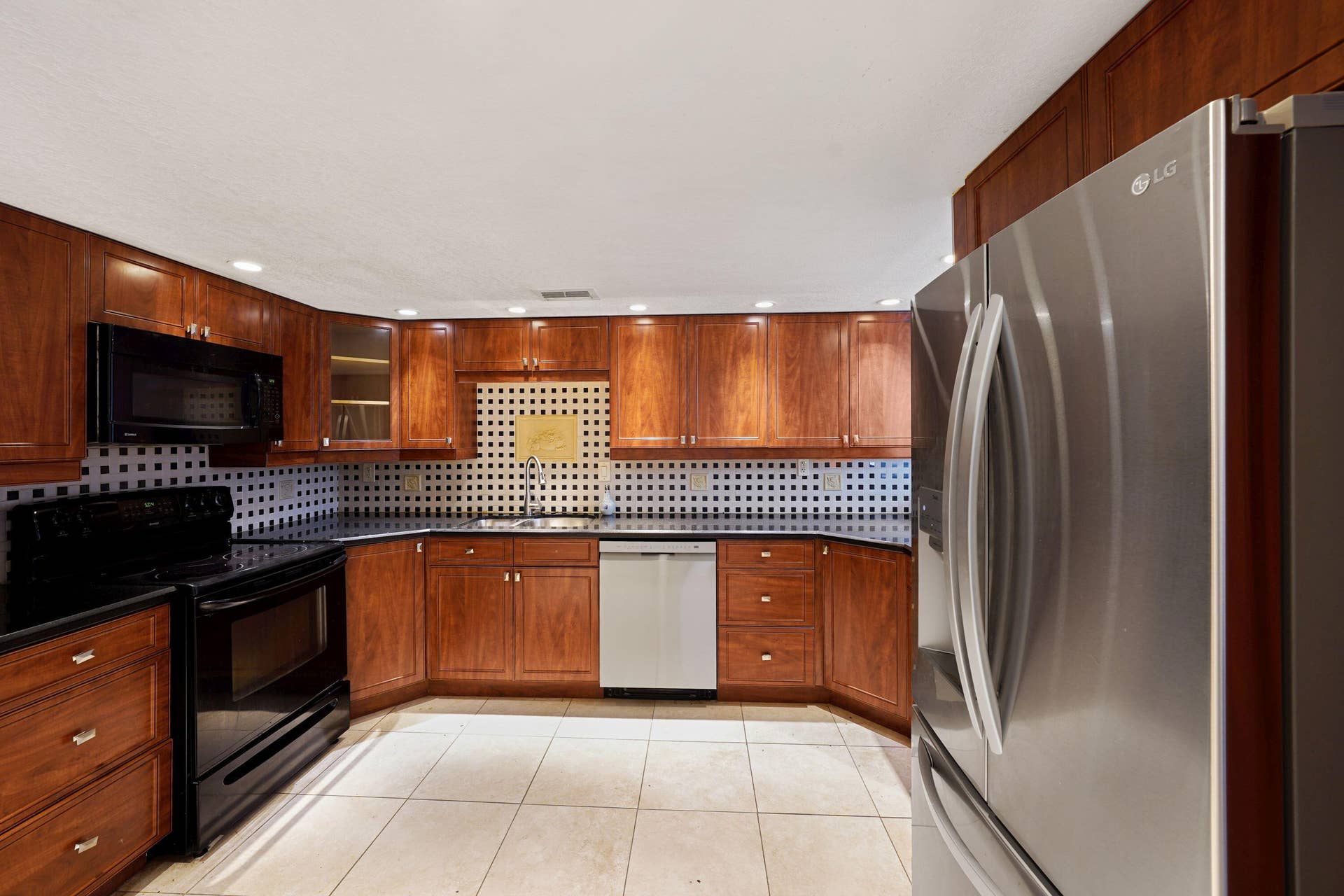 557 NW 97TH Avenue, Plantation, FL 33324 Kitchen