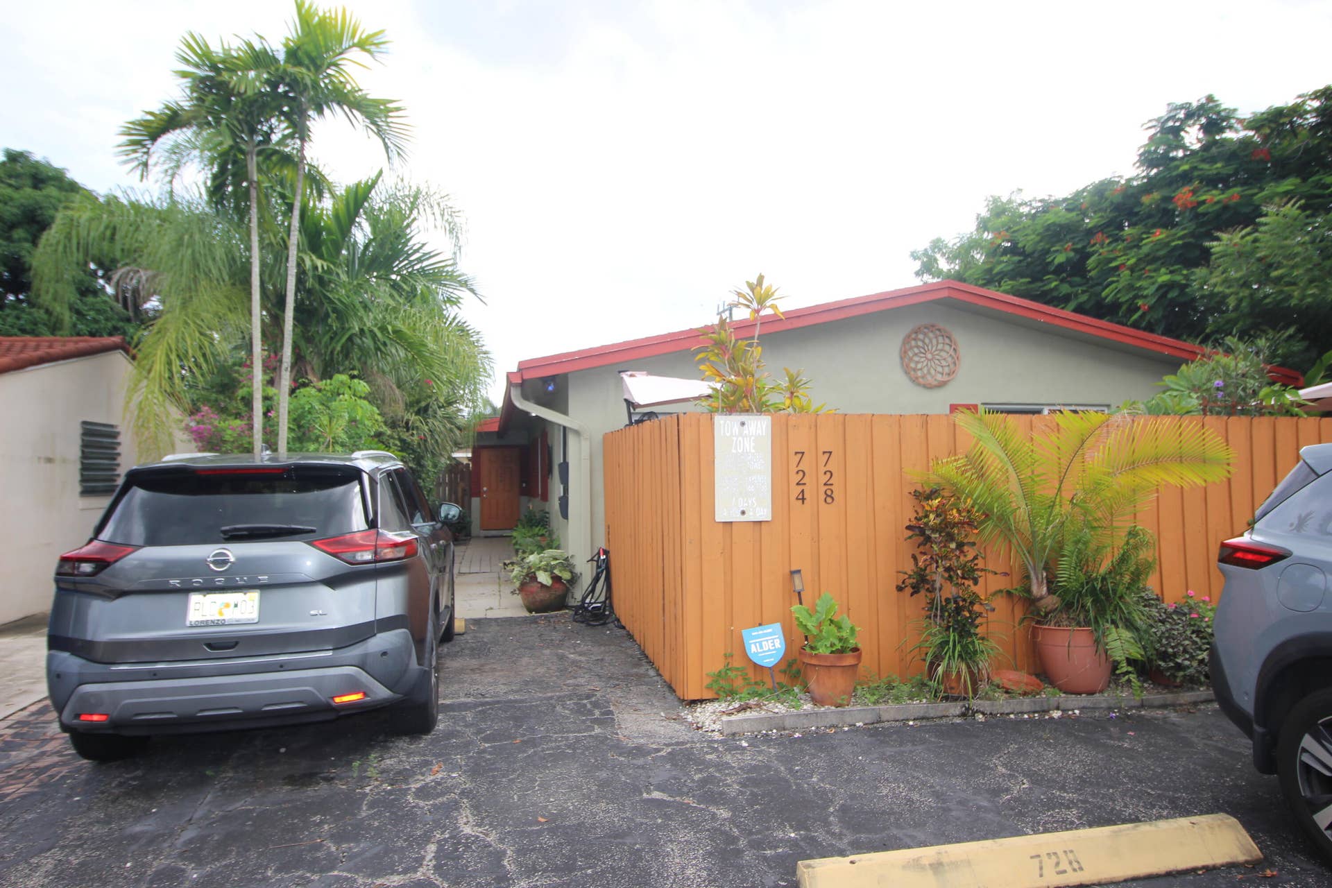 724 NE 23RD Drive, Wilton Manors, FL 33305 Front view