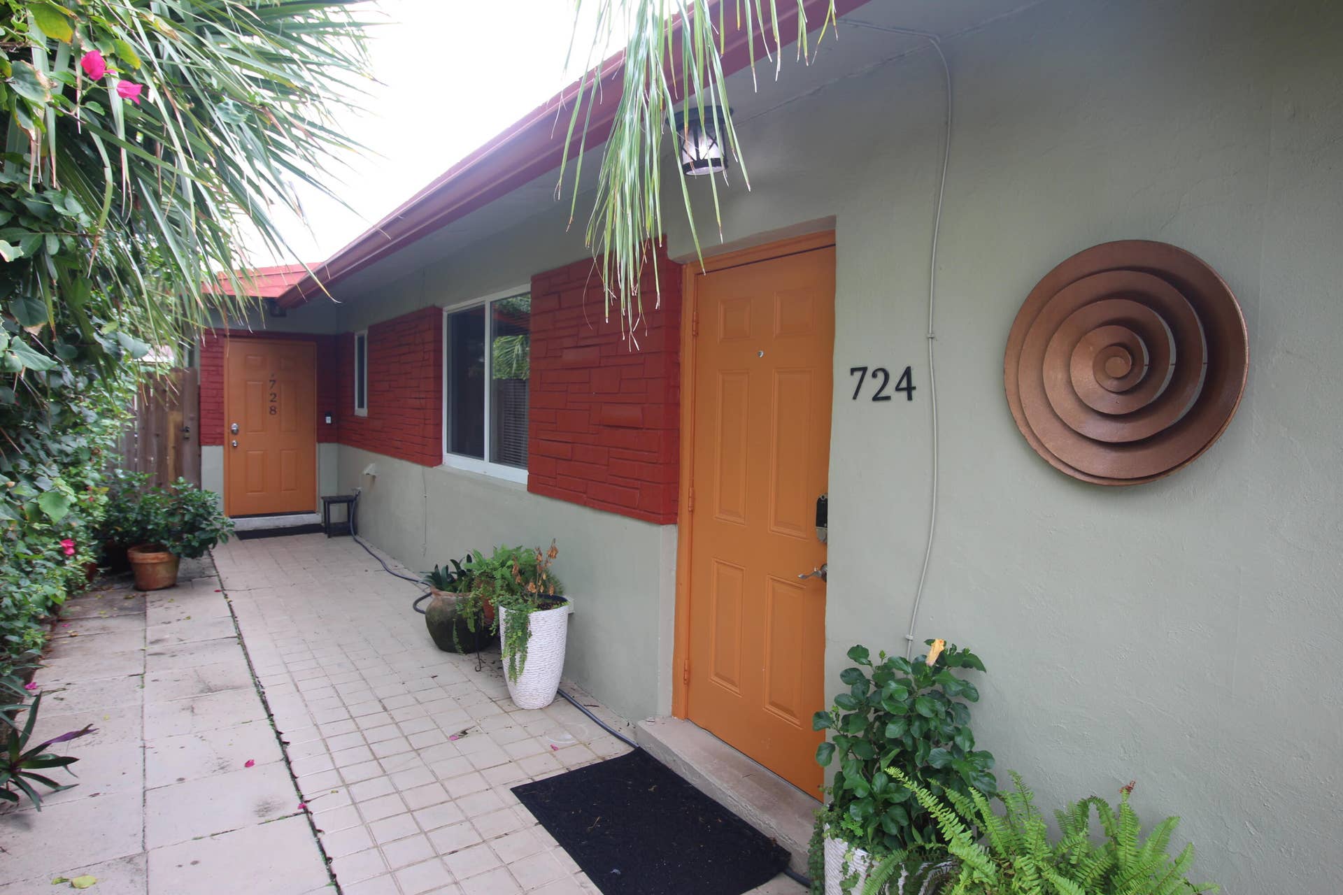 724 NE 23RD Drive, Wilton Manors, FL 33305 Front walkway