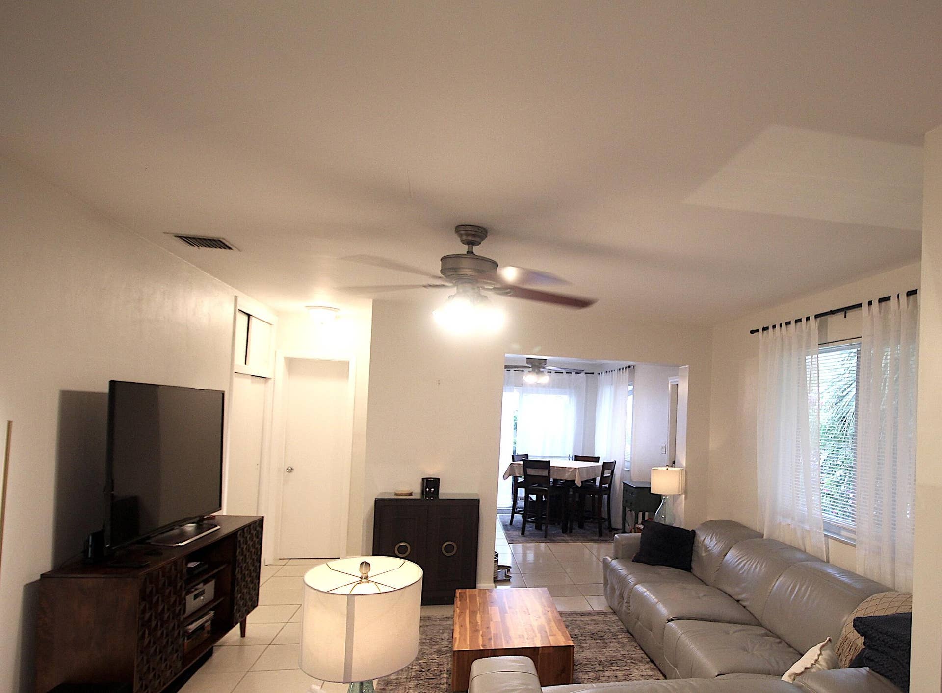 724 NE 23RD Drive, Wilton Manors, FL 33305 Living dining