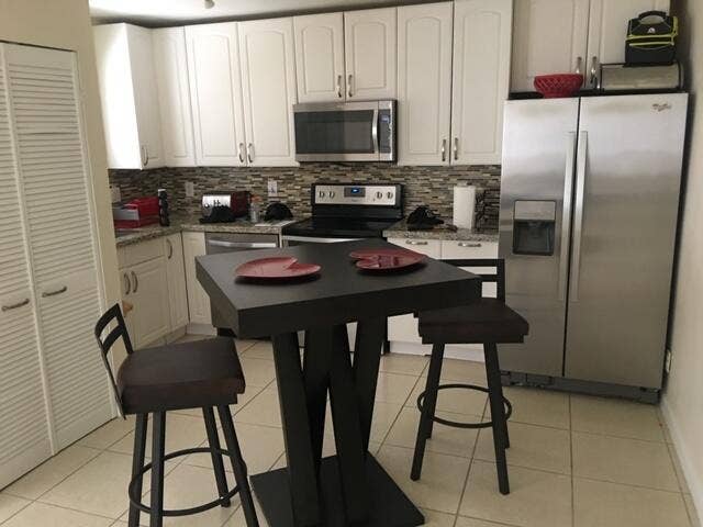 724 NE 23RD Drive, Wilton Manors, FL 33305 0 kitchen with dining table Gary 2020