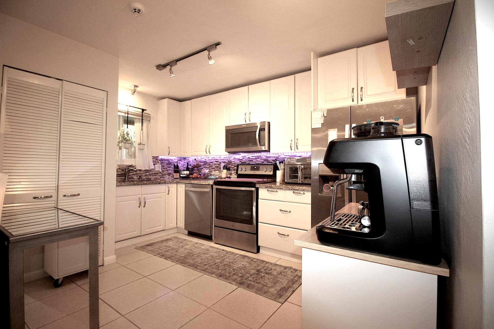 724 NE 23RD Drive, Wilton Manors, FL 33305 Kitchen