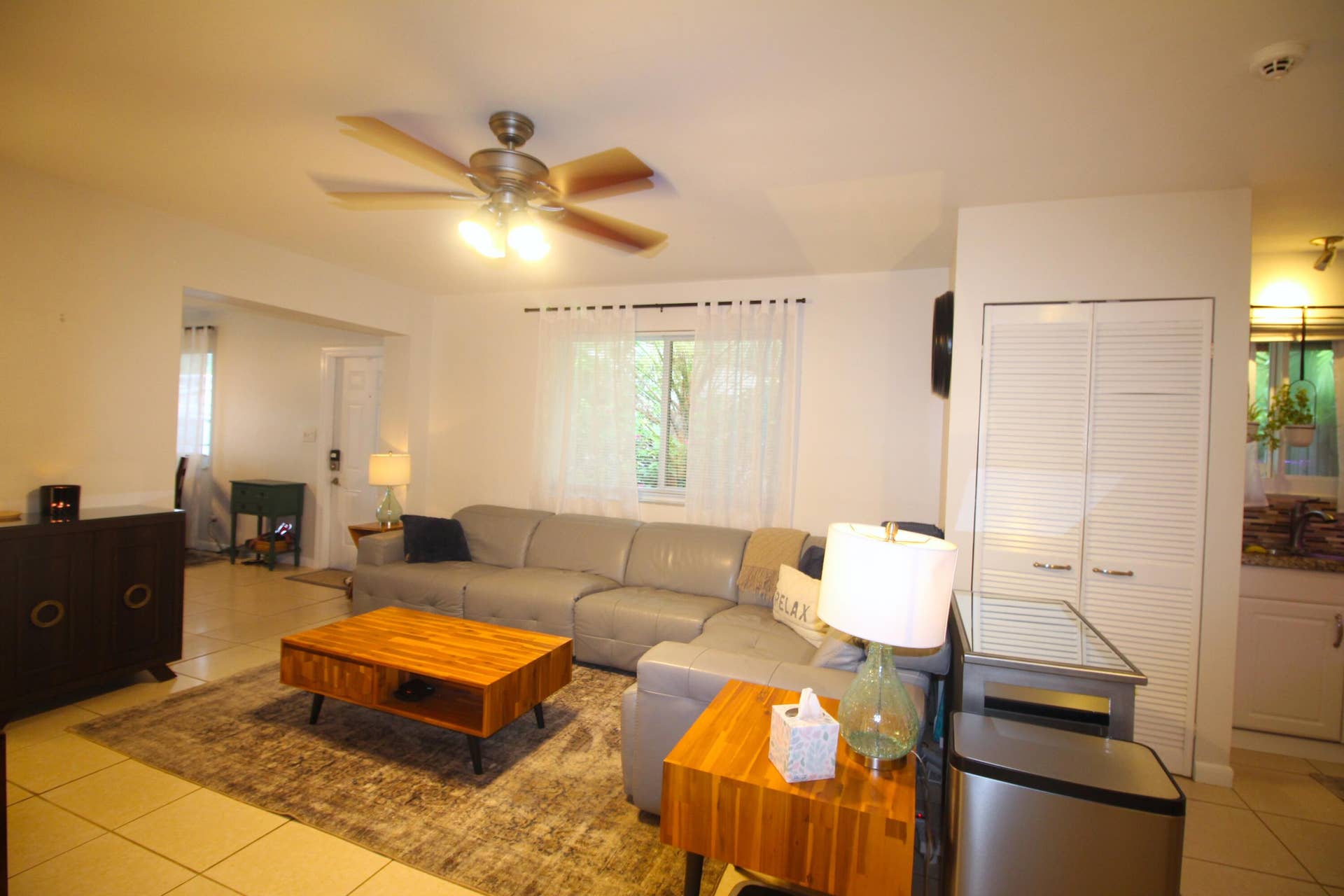 724 NE 23RD Drive, Wilton Manors, FL 33305 Living room