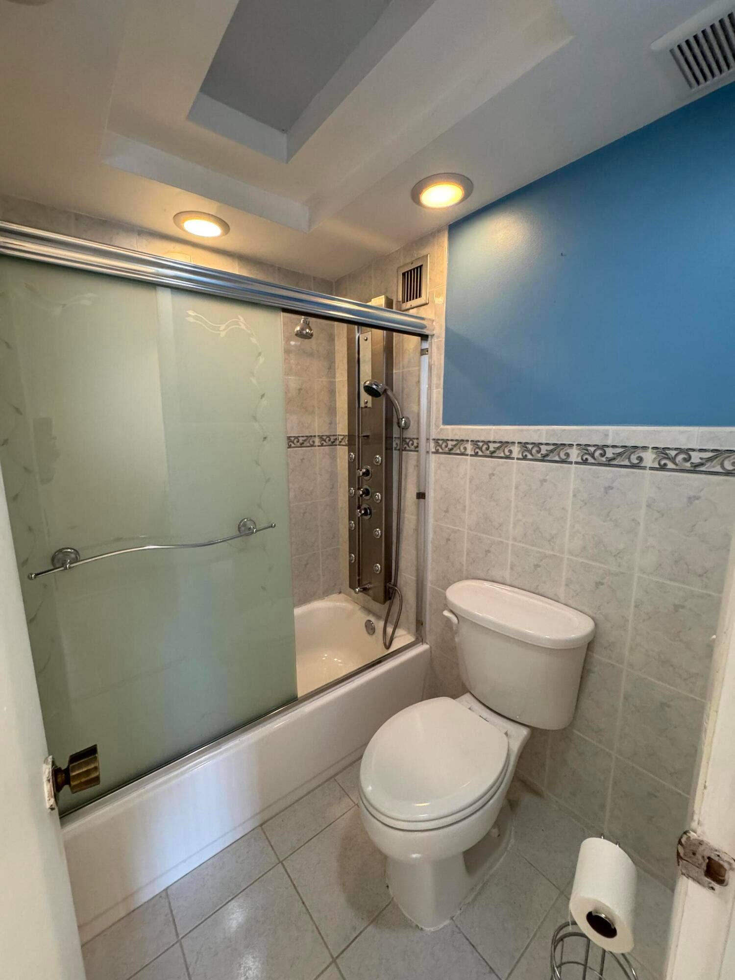 3015 N Ocean Boulevard, #17B, Fort Lauderdale, FL 33308 main bathroom
