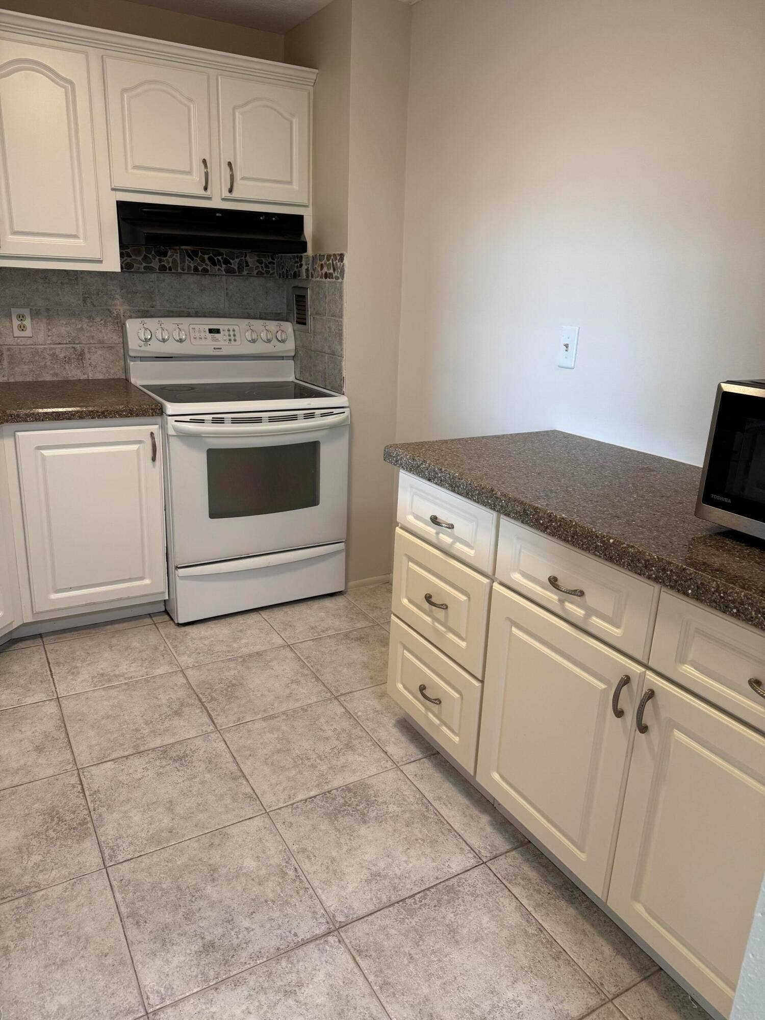 3015 N Ocean Boulevard, #17B, Fort Lauderdale, FL 33308 kitchen