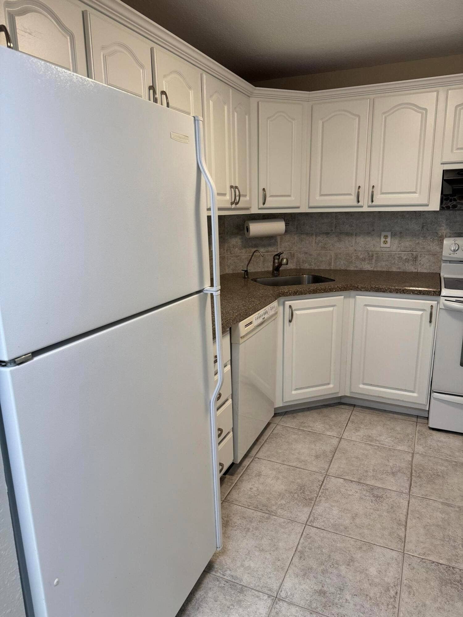 3015 N Ocean Boulevard, #17B, Fort Lauderdale, FL 33308 kitchen