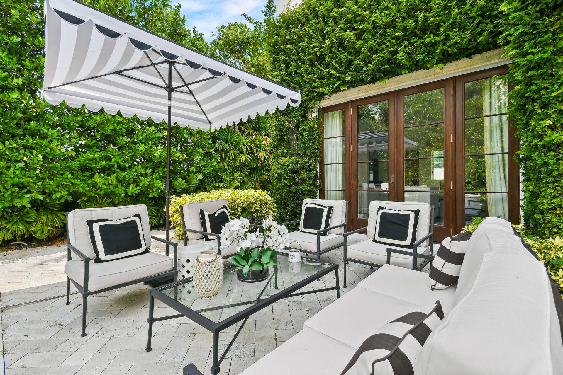 437 Chilean Avenue, Palm Beach, FL 33480 Outdoor Sitting Area