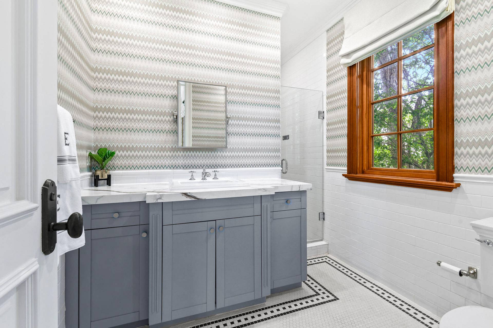 437 Chilean Avenue, Palm Beach, FL 33480 Guest Bathroom 3
