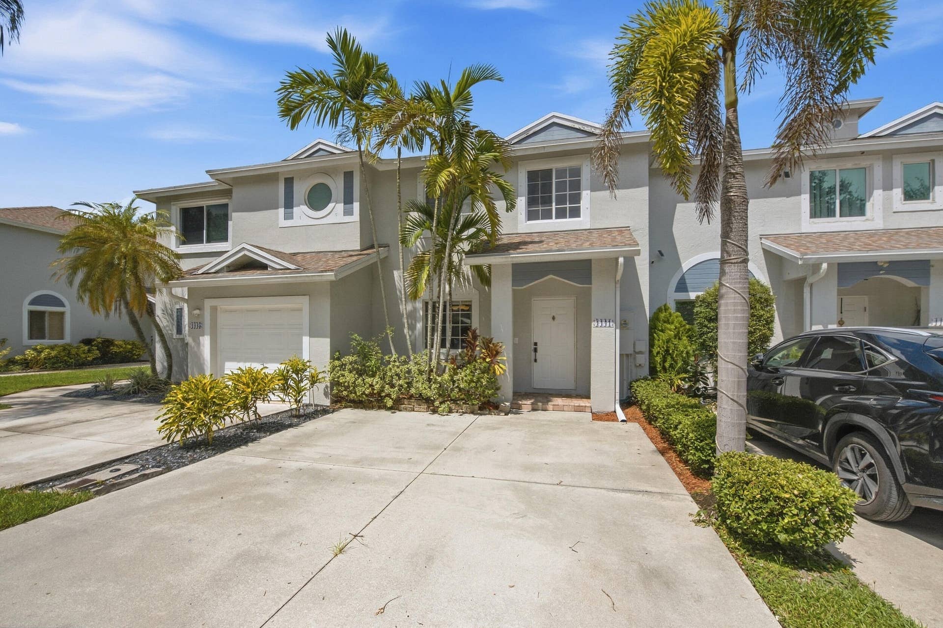 Townhouse in gated community, with ample parking