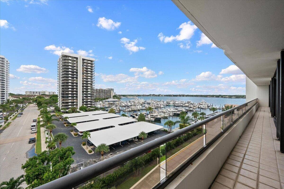 100 Lakeshore Drive, #558, North Palm Beach, FL 33408 26-LUX_9743
