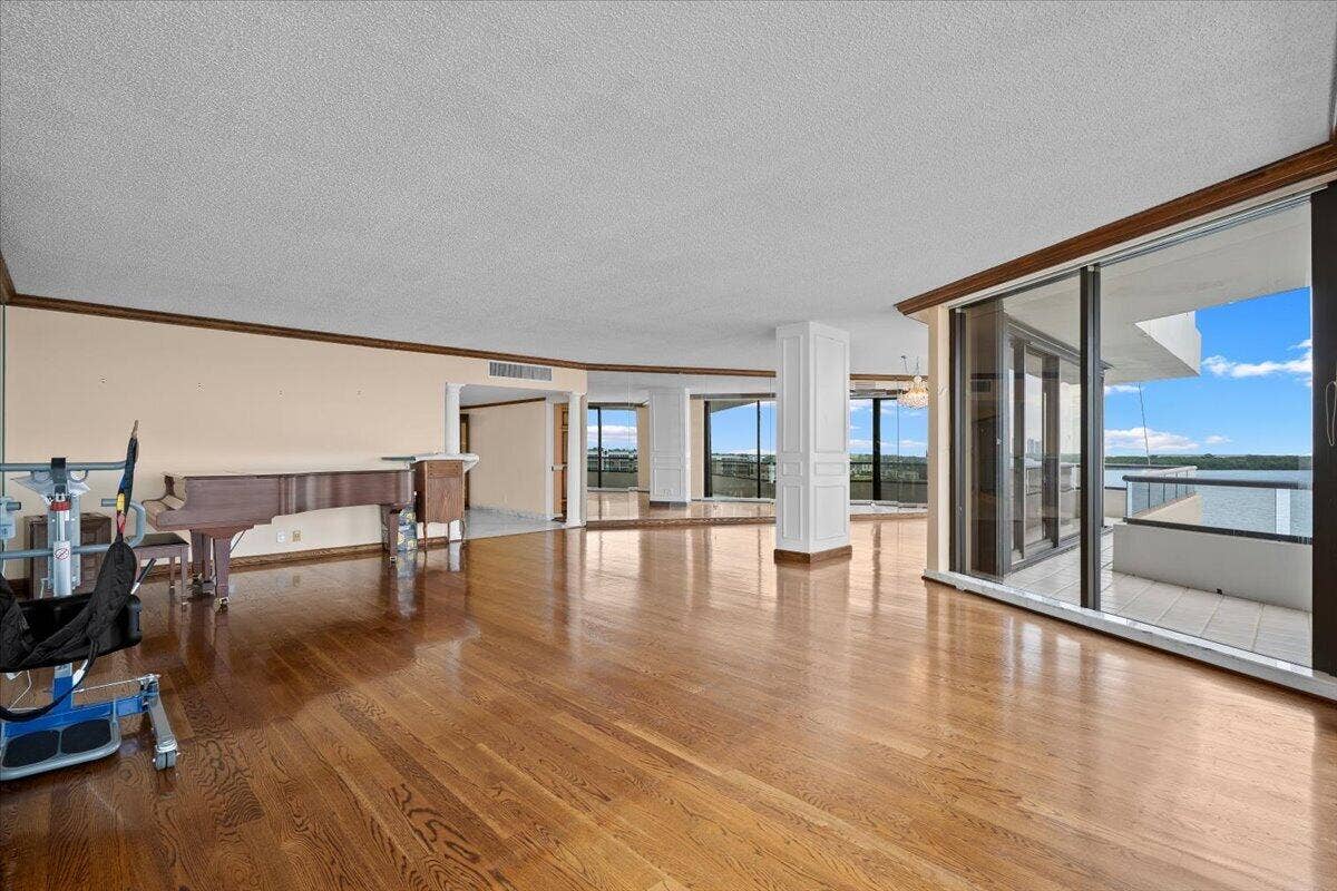 100 Lakeshore Drive, #558, North Palm Beach, FL 33408 10-LUX_9628