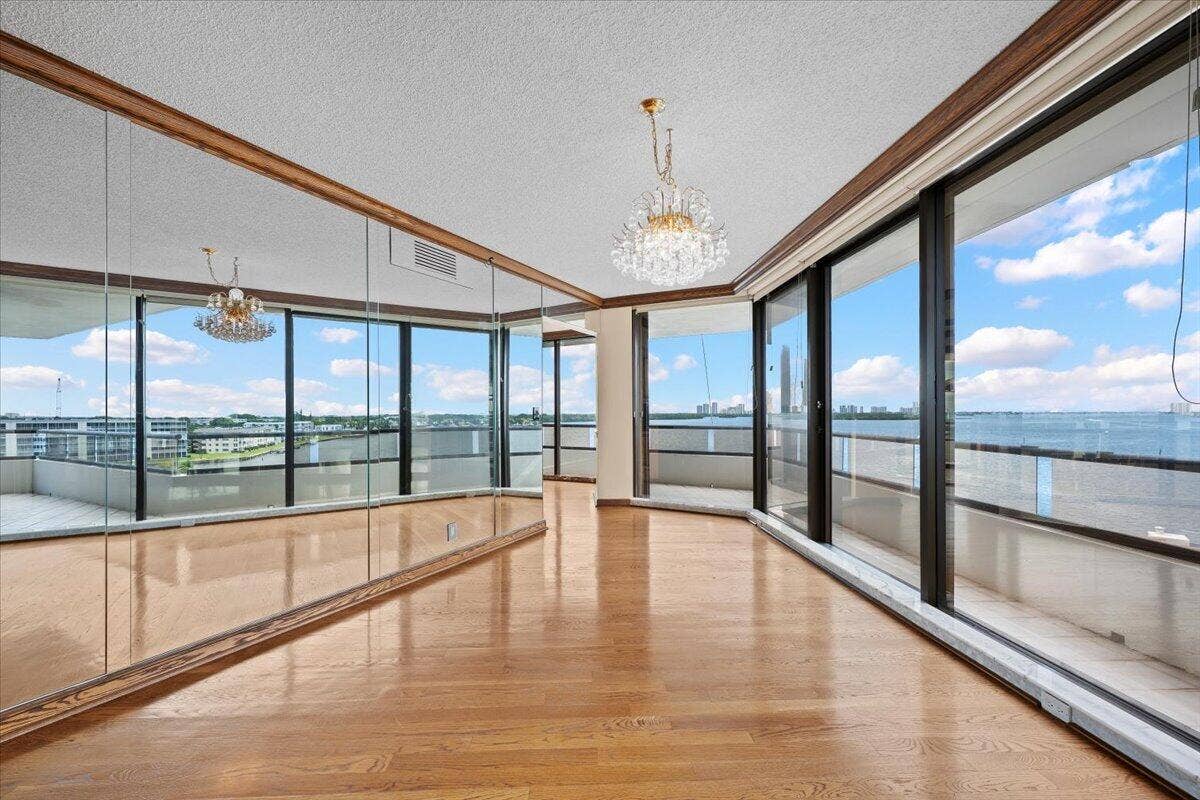 100 Lakeshore Drive, #558, North Palm Beach, FL 33408 11-LUX_9633