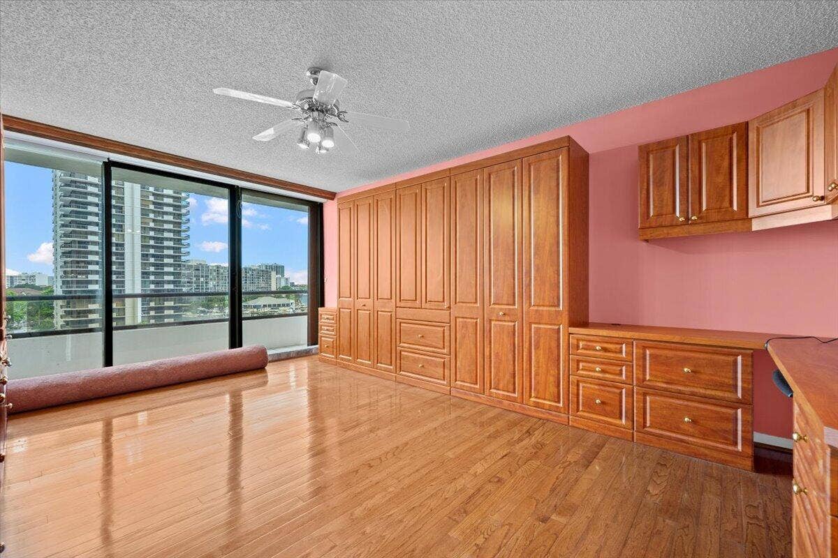 100 Lakeshore Drive, #558, North Palm Beach, FL 33408 28-LUX_9753