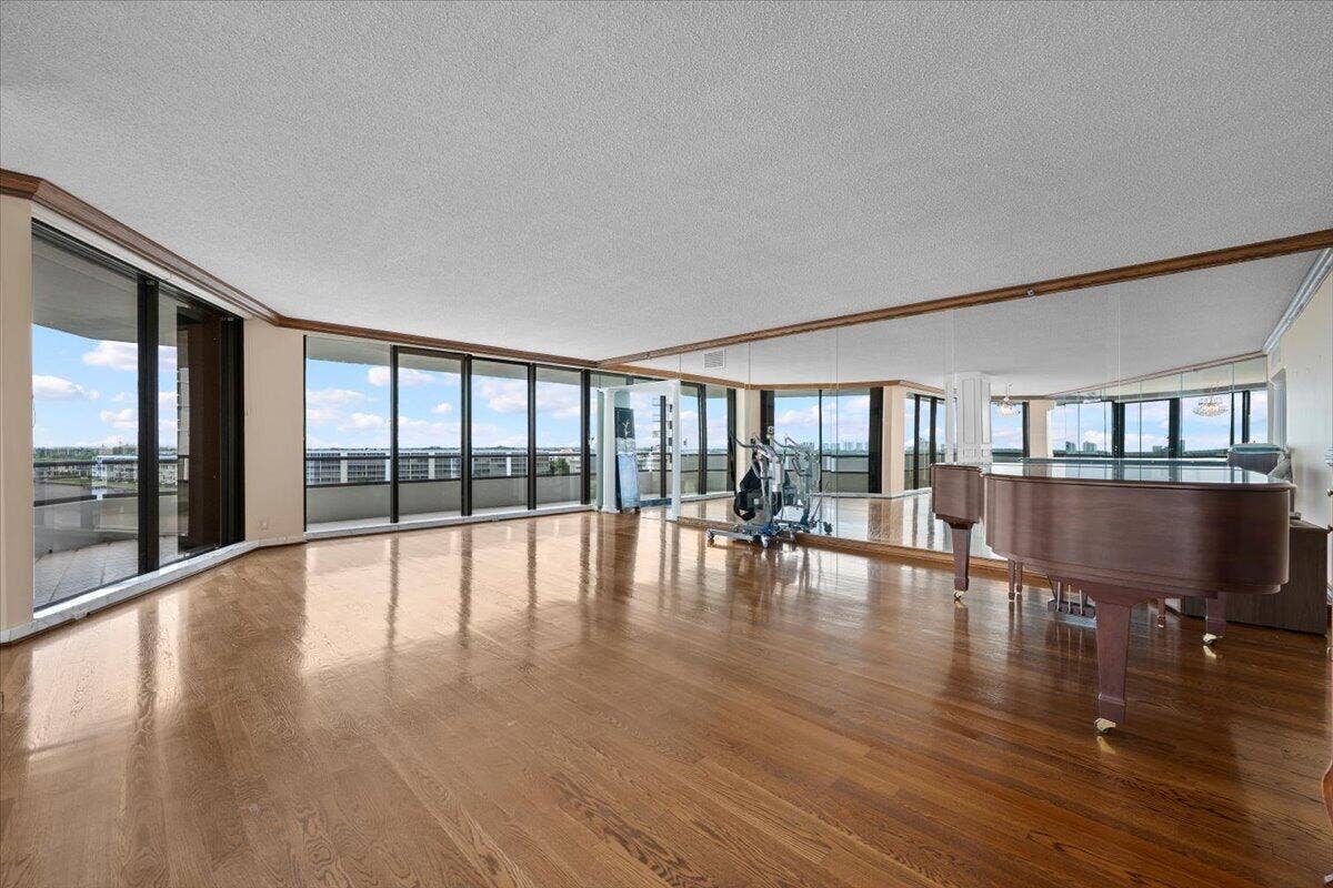 100 Lakeshore Drive, #558, North Palm Beach, FL 33408 08-LUX_9618